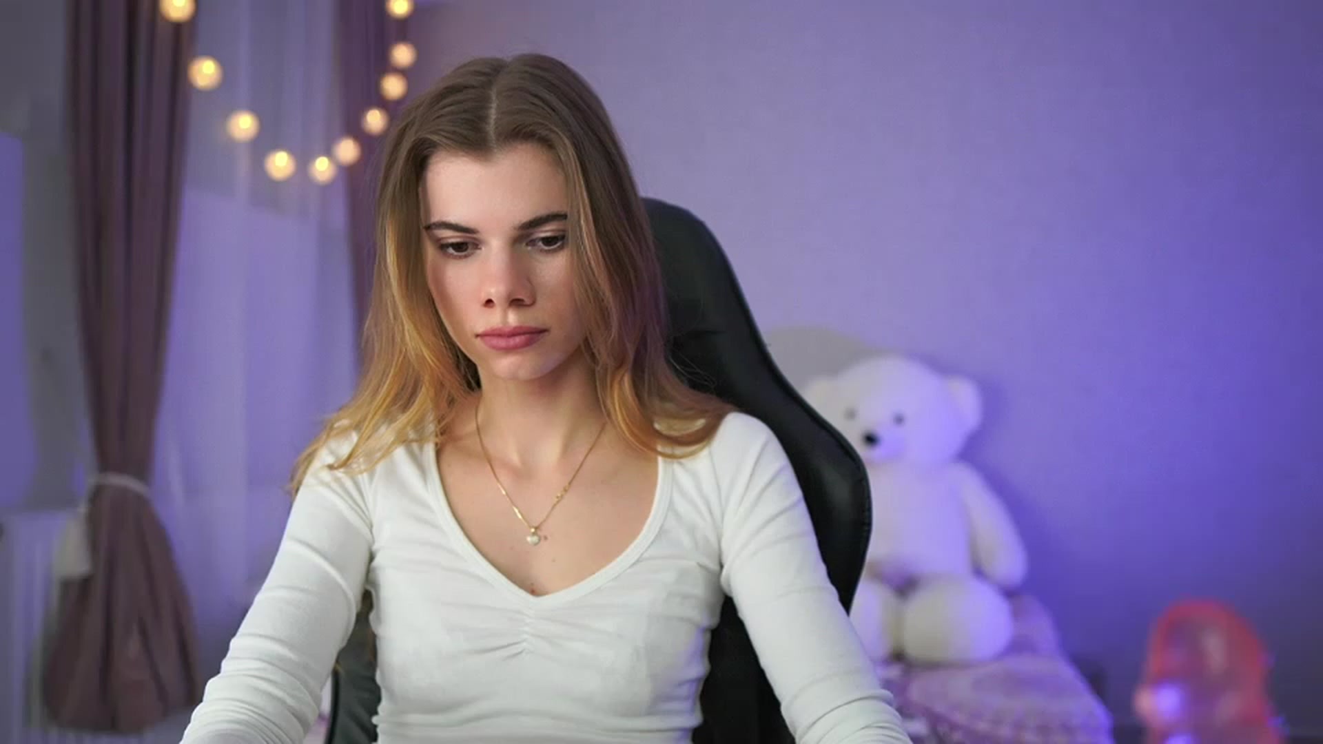 Gallery image thumbnail from RileyReid_18's myfreecams stream on, 03/27/2023, 15:24 image 11 of 20