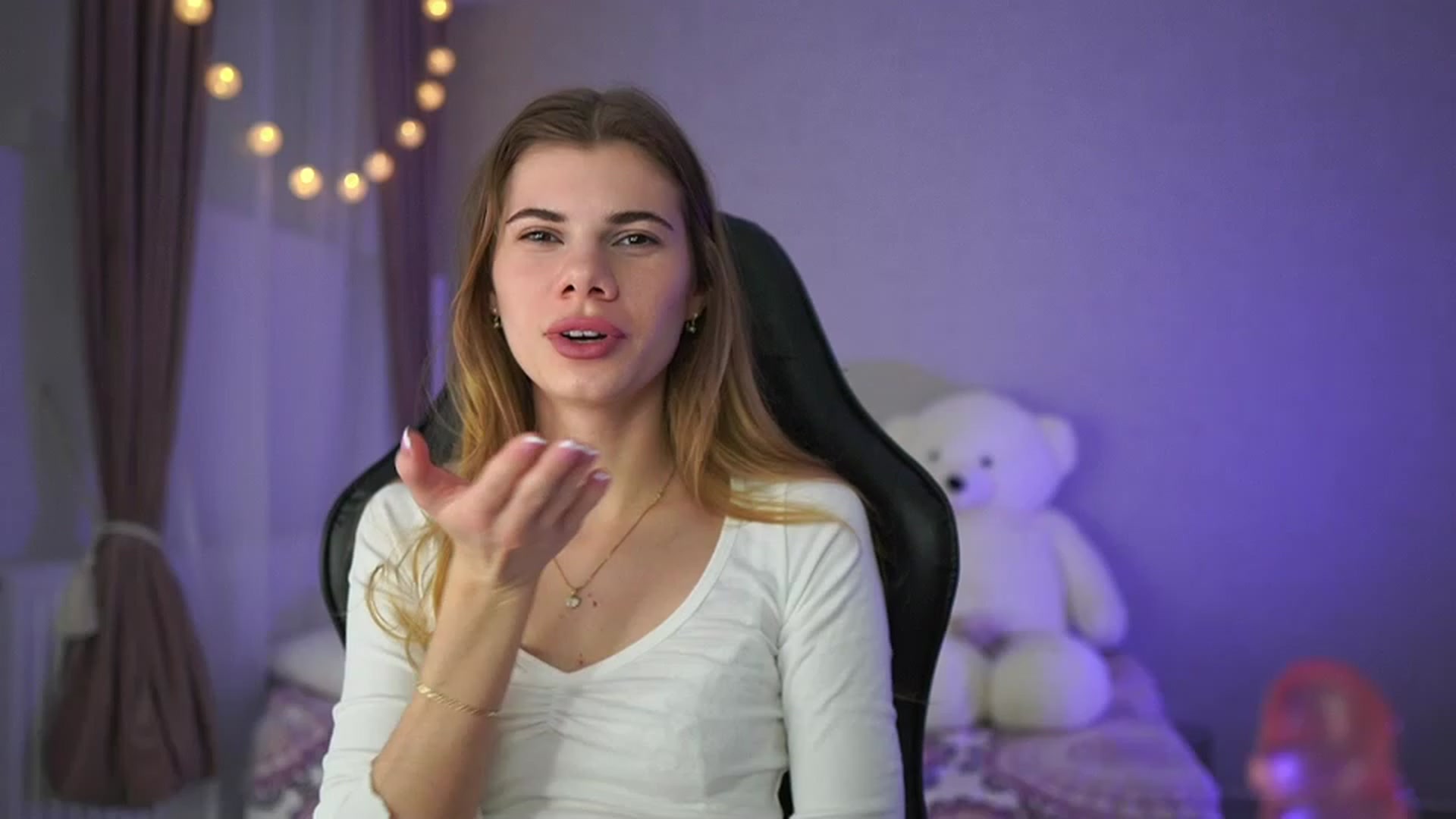 Gallery image thumbnail from RileyReid_18's myfreecams stream on, 03/27/2023, 15:24 image 7 of 20