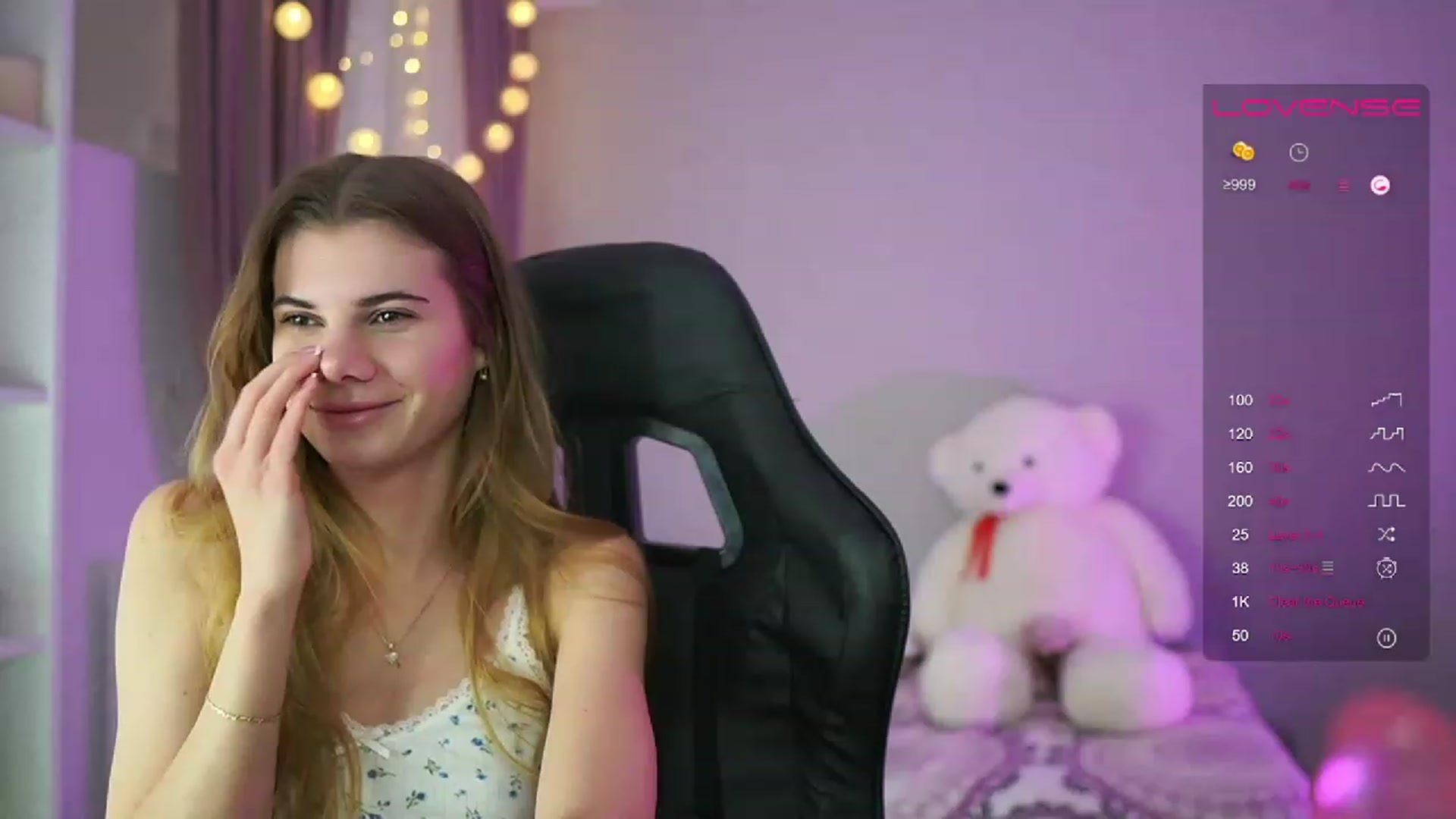 Gallery image thumbnail from RileyReid_18's myfreecams stream on, 04/05/2023, 16:05 image 12 of 20