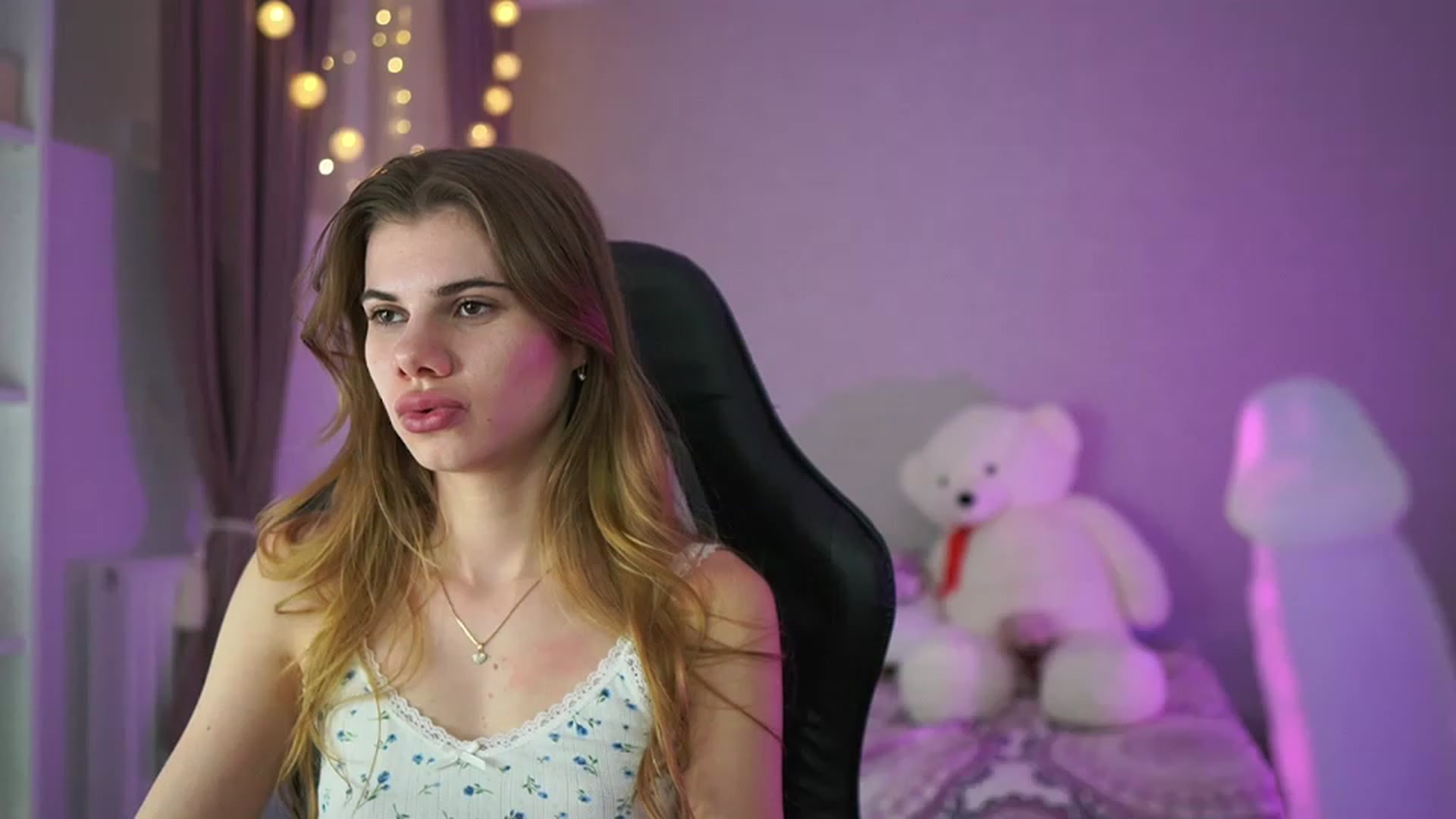 Gallery image thumbnail from RileyReid_18's myfreecams stream on, 04/05/2023, 18:20 image 13 of 20