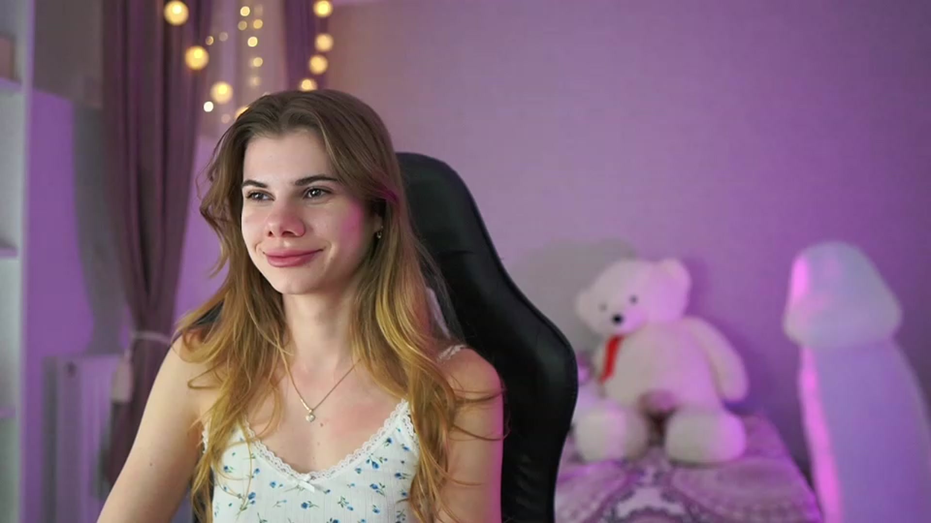Gallery image thumbnail from RileyReid_18's myfreecams stream on, 04/05/2023, 18:20 image 11 of 20