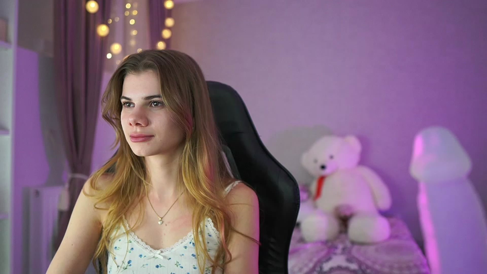 Gallery image thumbnail from RileyReid_18's myfreecams stream on, 04/05/2023, 18:20 image 15 of 20