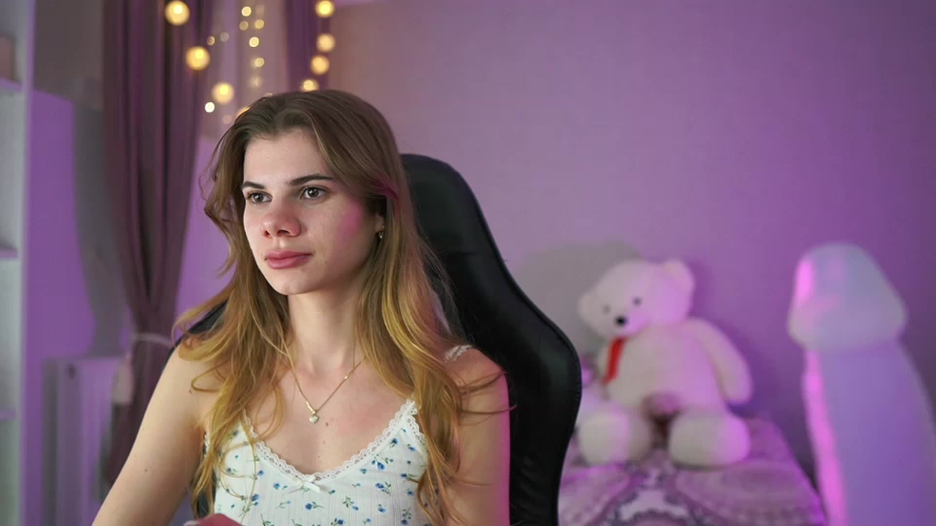 Gallery image thumbnail from RileyReid_18's myfreecams stream on, 04/05/2023, 18:20 image 10 of 20