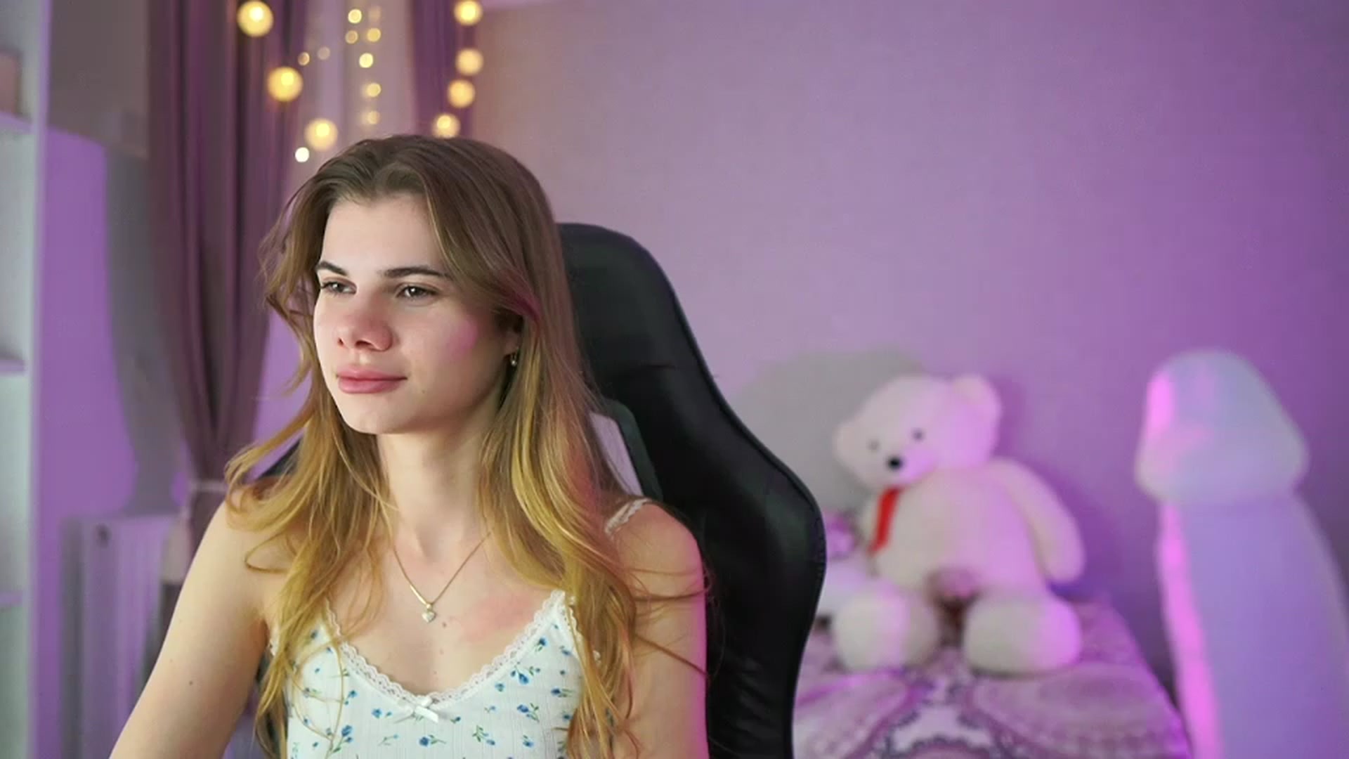 Gallery image thumbnail from RileyReid_18's myfreecams stream on, 04/05/2023, 18:20 image 12 of 20