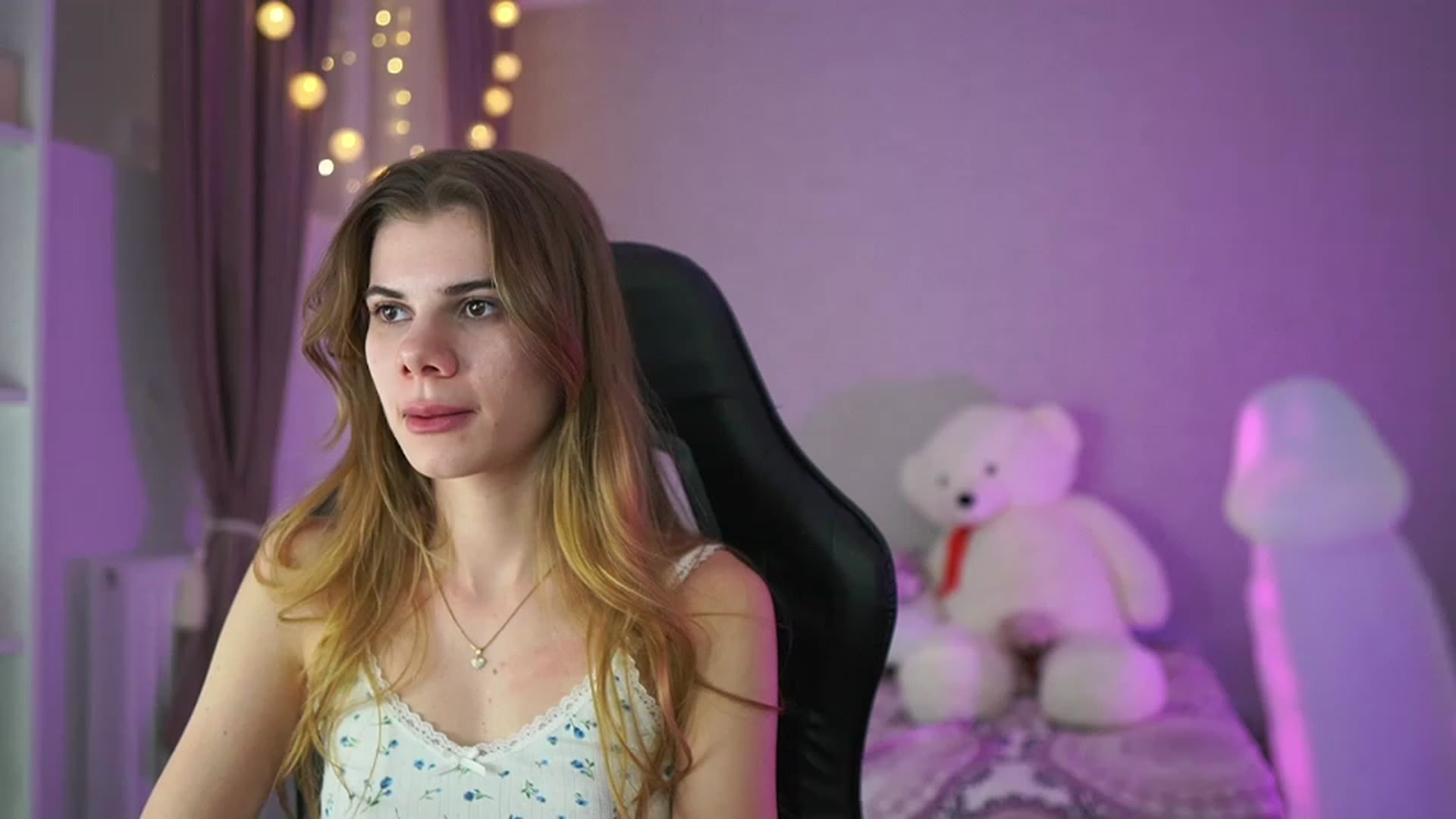 Gallery image thumbnail from RileyReid_18's myfreecams stream on, 04/05/2023, 18:20 image 14 of 20