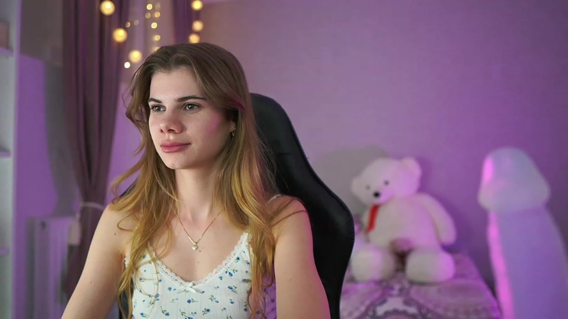 Gallery image thumbnail from RileyReid_18's myfreecams stream on, 04/05/2023, 18:20 image 9 of 20