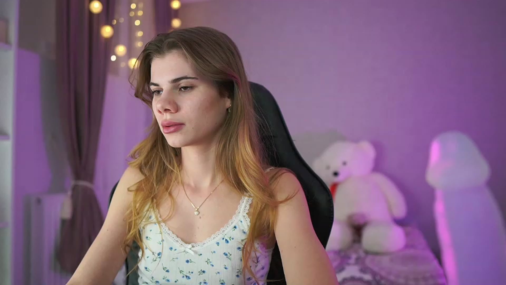 Gallery image thumbnail from RileyReid_18's myfreecams stream on, 04/05/2023, 18:20 image 8 of 20