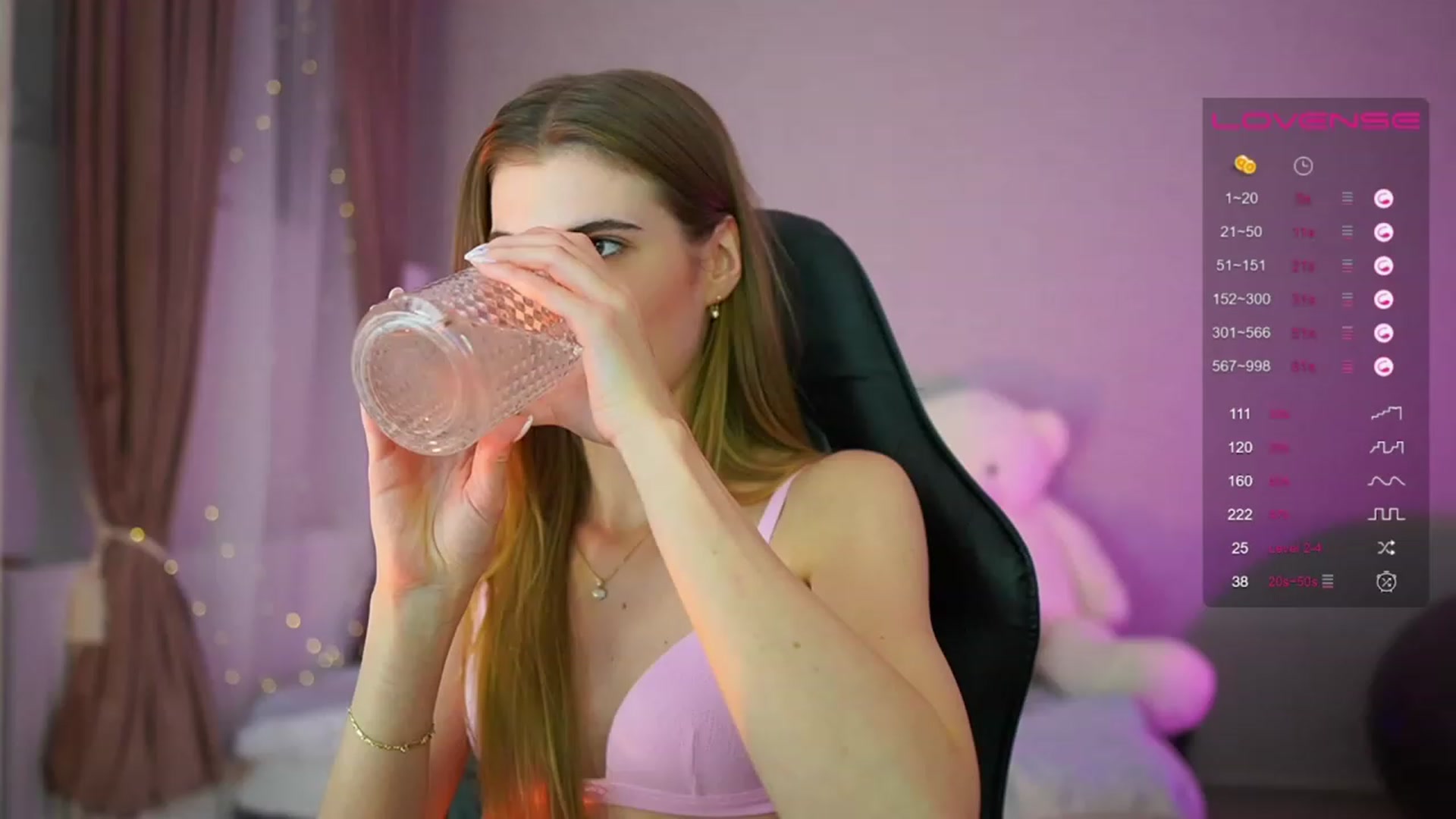 Gallery image thumbnail from RileyReid_18's myfreecams stream on, 06/25/2023, 19:36 image 4 of 20