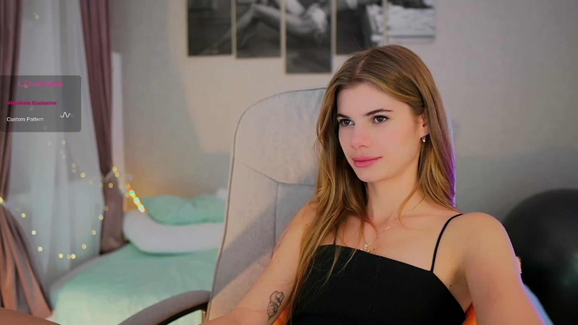 Gallery image thumbnail from RileyReid_18's myfreecams stream on, 10/18/2023, 17:56 image 17 of 20
