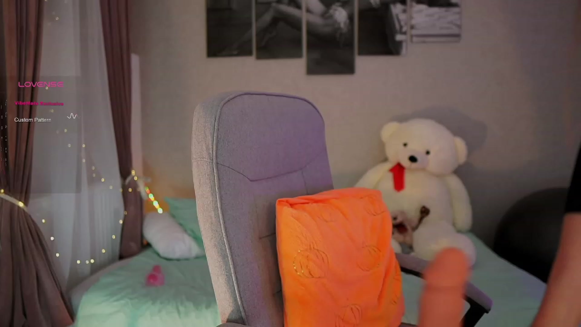 Gallery image thumbnail from RileyReid_18's myfreecams stream on, 10/19/2023, 17:59 image 13 of 20