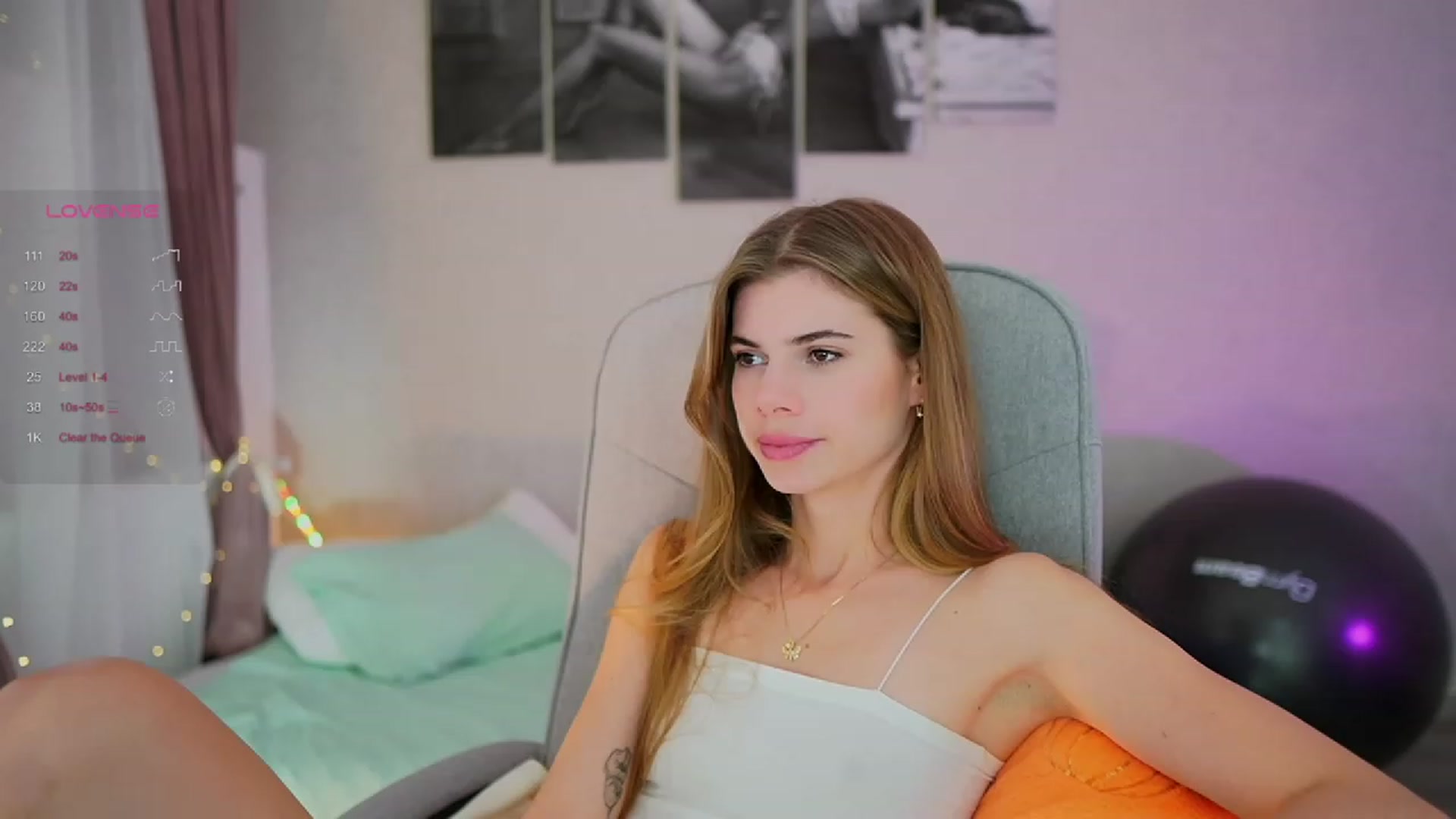 Gallery image thumbnail from RileyReid_18's myfreecams stream on, 10/20/2023, 21:11 image 8 of 20
