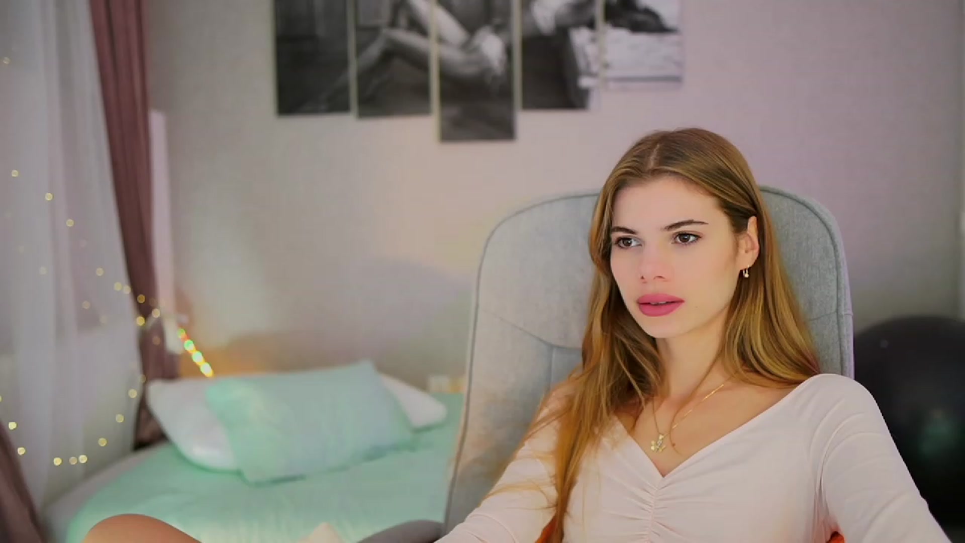 Gallery image thumbnail from RileyReid_18's myfreecams stream on, 10/22/2023, 13:29 image 4 of 20