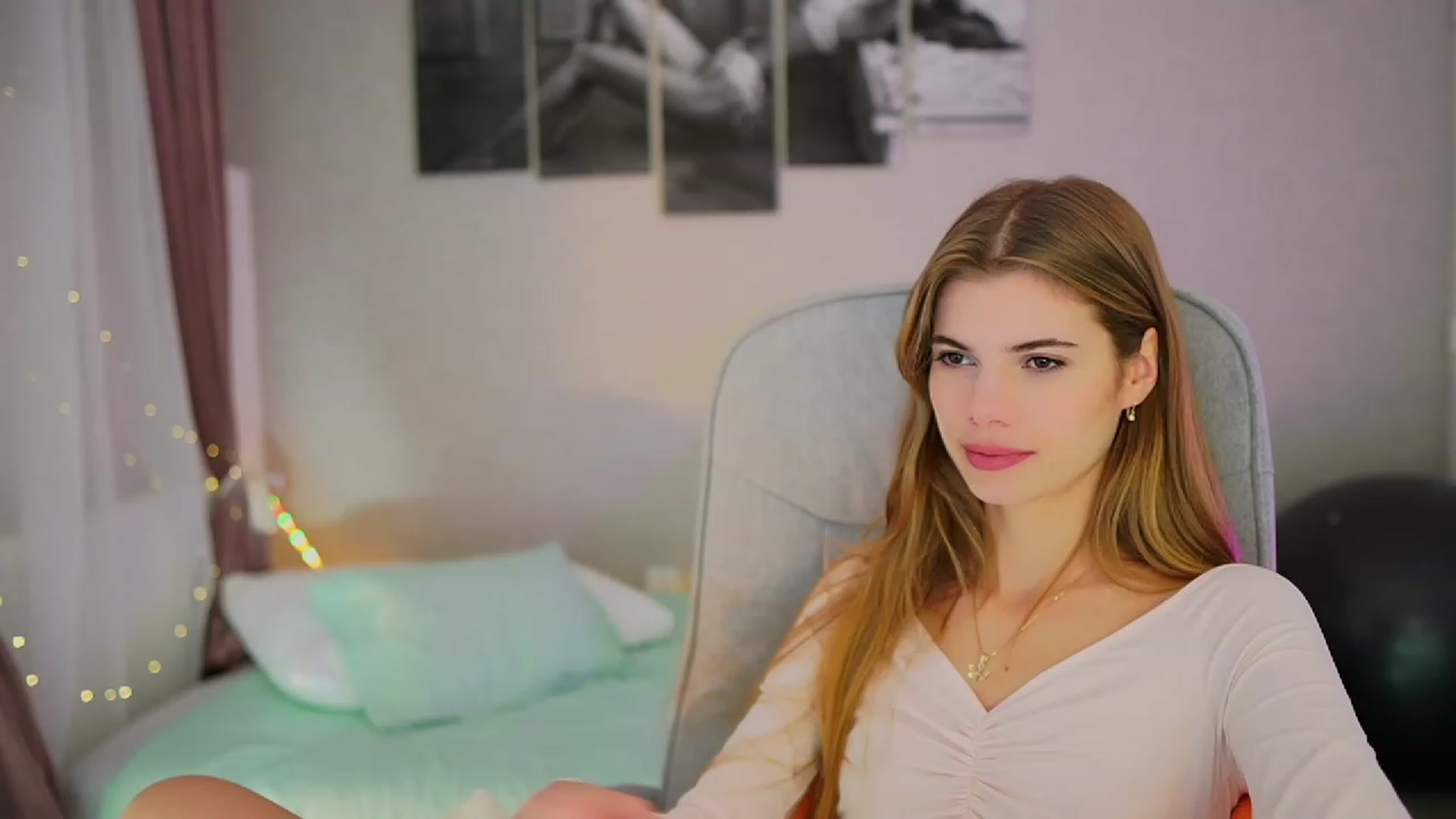 Gallery image thumbnail from RileyReid_18's myfreecams stream on, 10/22/2023, 13:29 image 1 of 20