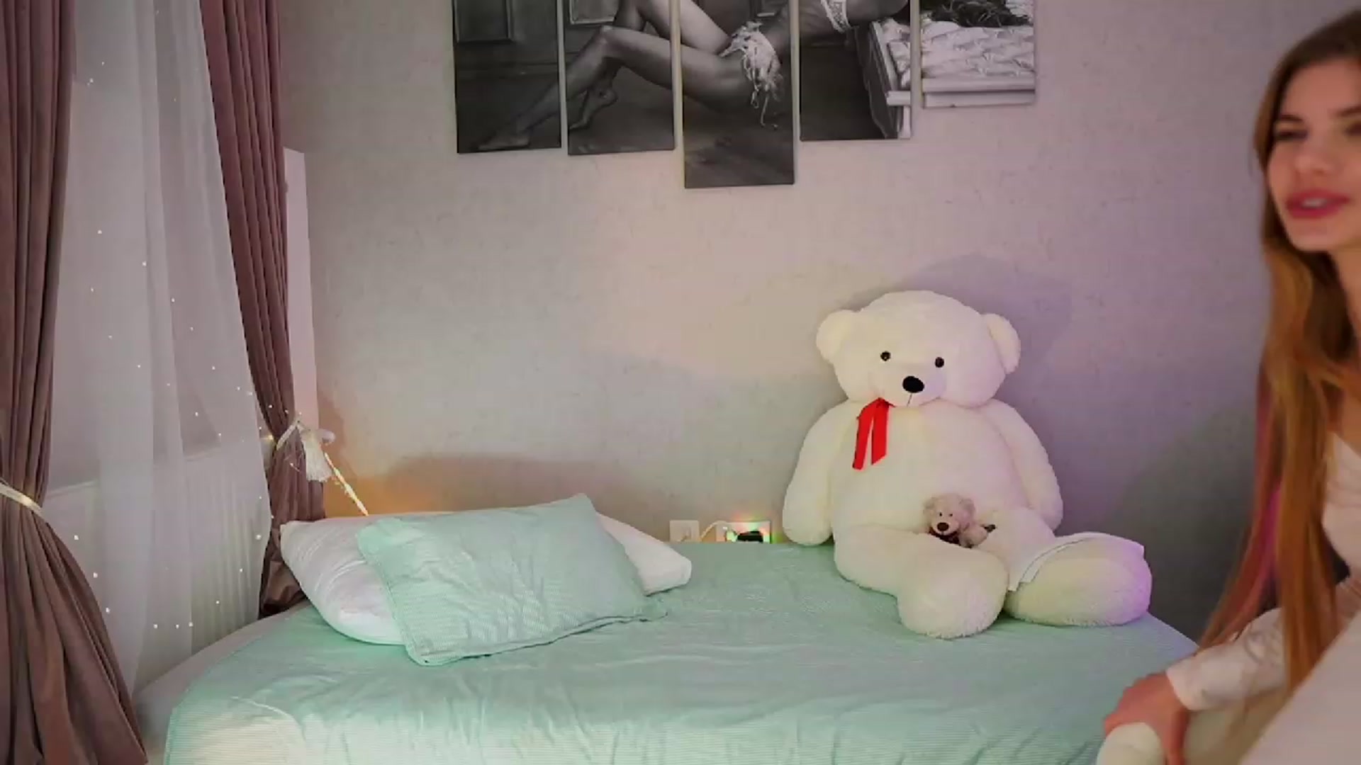 Gallery image thumbnail from RileyReid_18's myfreecams stream on, 10/22/2023, 13:55 image 18 of 20