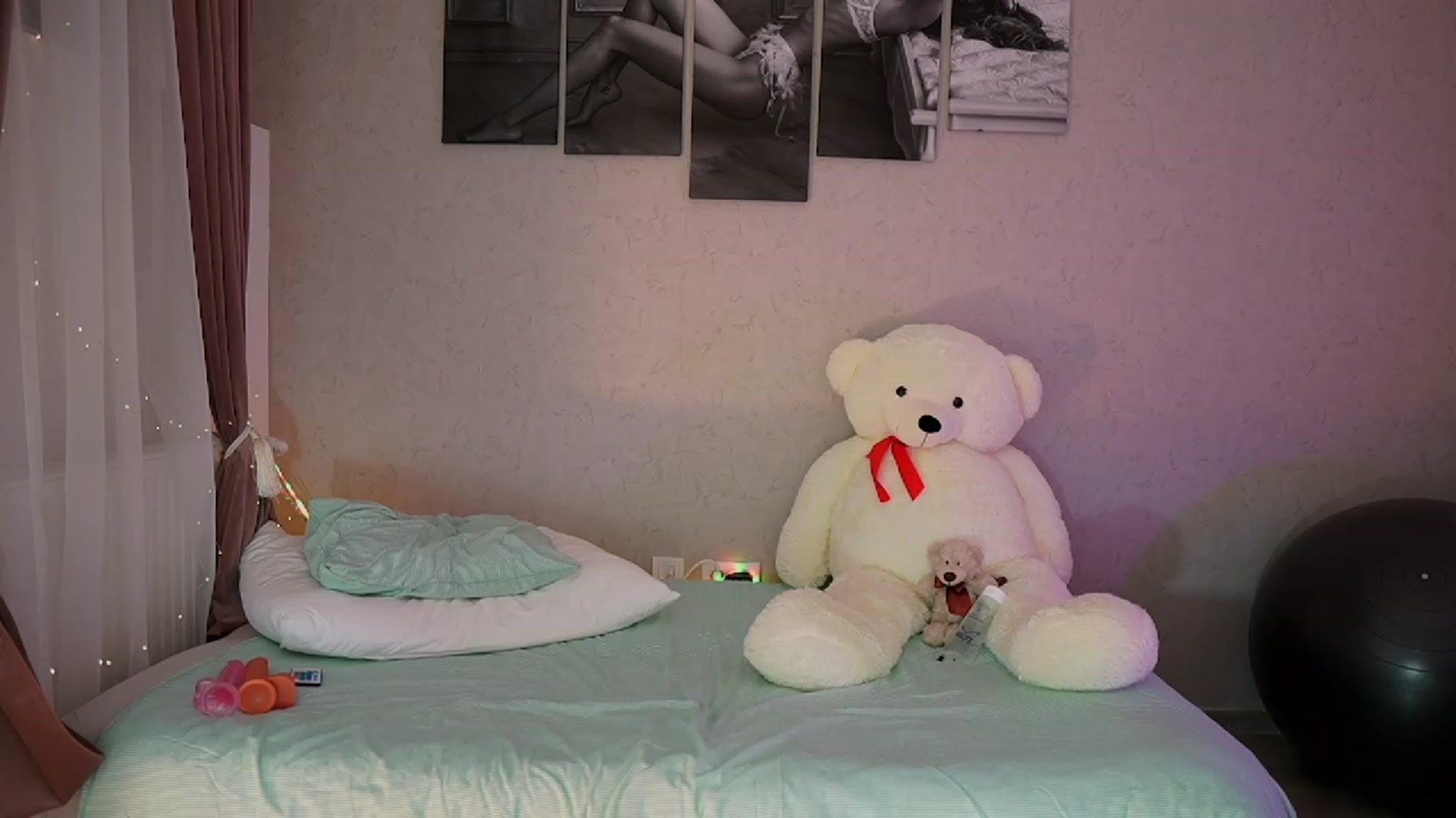 Gallery image thumbnail from RileyReid_18's myfreecams stream on, 10/23/2023, 16:33 image 3 of 20