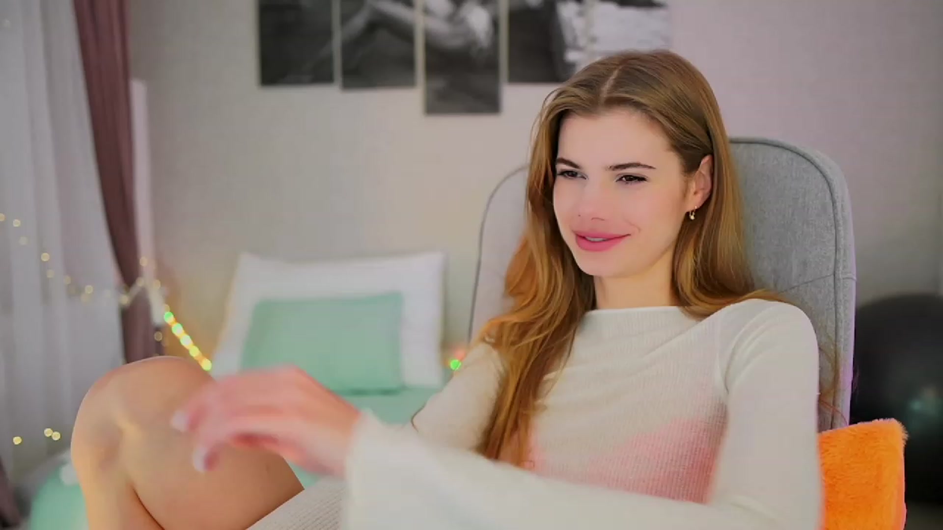 Gallery image thumbnail from RileyReid_18's myfreecams stream on, 10/24/2023, 13:15 image 3 of 20