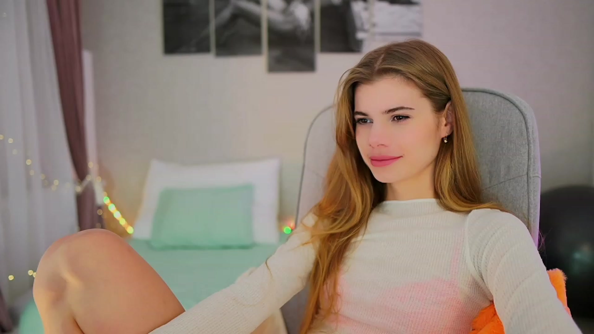 Gallery image thumbnail from RileyReid_18's myfreecams stream on, 10/24/2023, 13:15 image 5 of 20