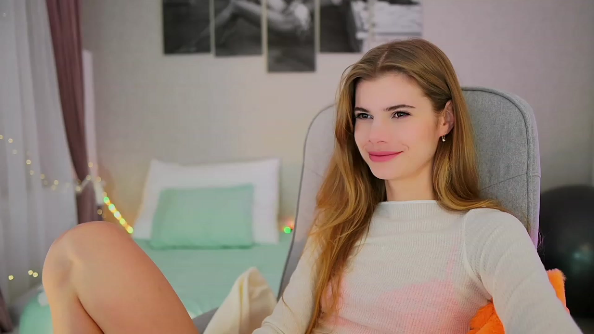 Gallery image thumbnail from RileyReid_18's myfreecams stream on, 10/24/2023, 13:15 image 4 of 20