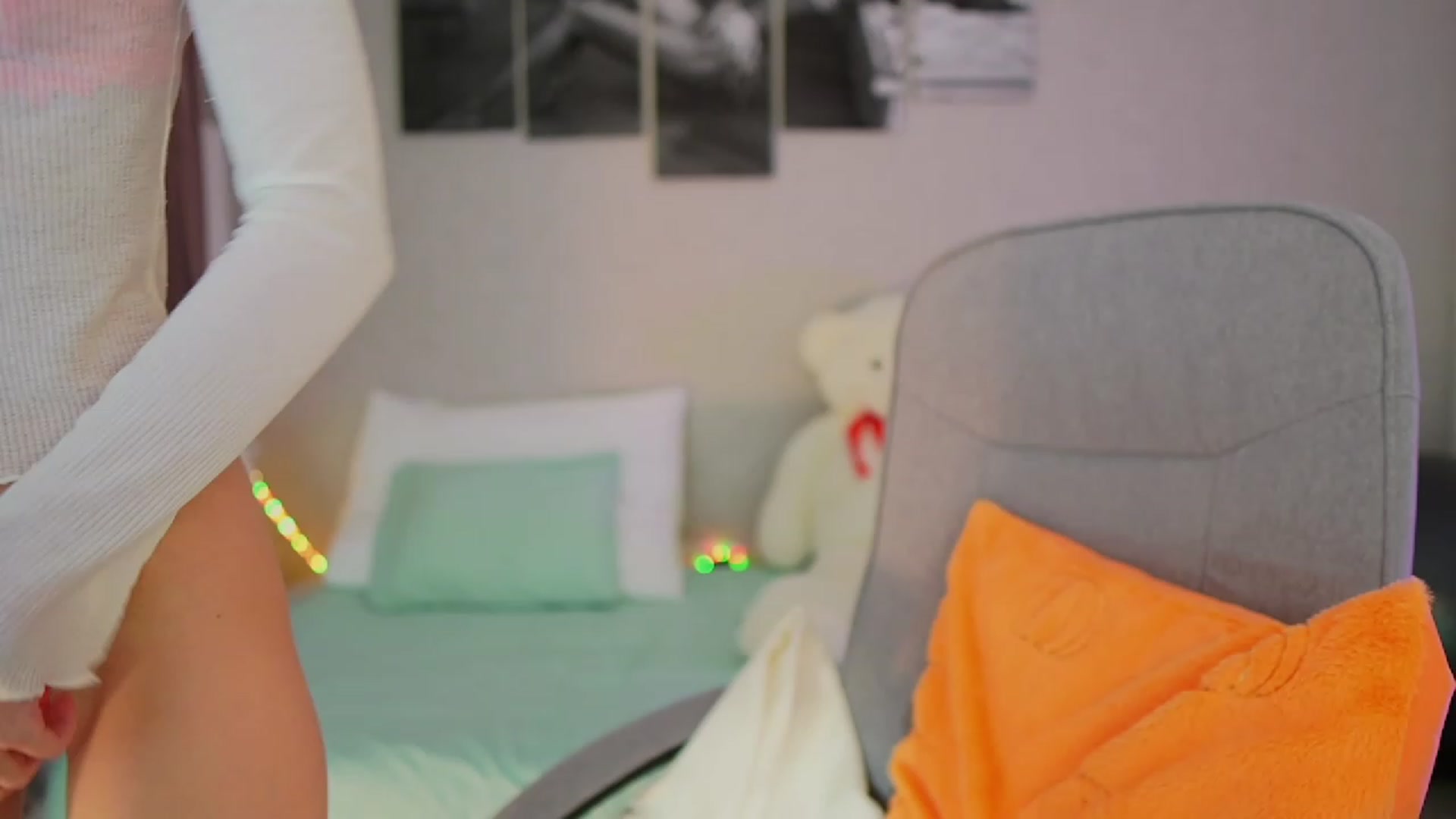 Gallery image thumbnail from RileyReid_18's myfreecams stream on, 10/24/2023, 13:15 image 7 of 20