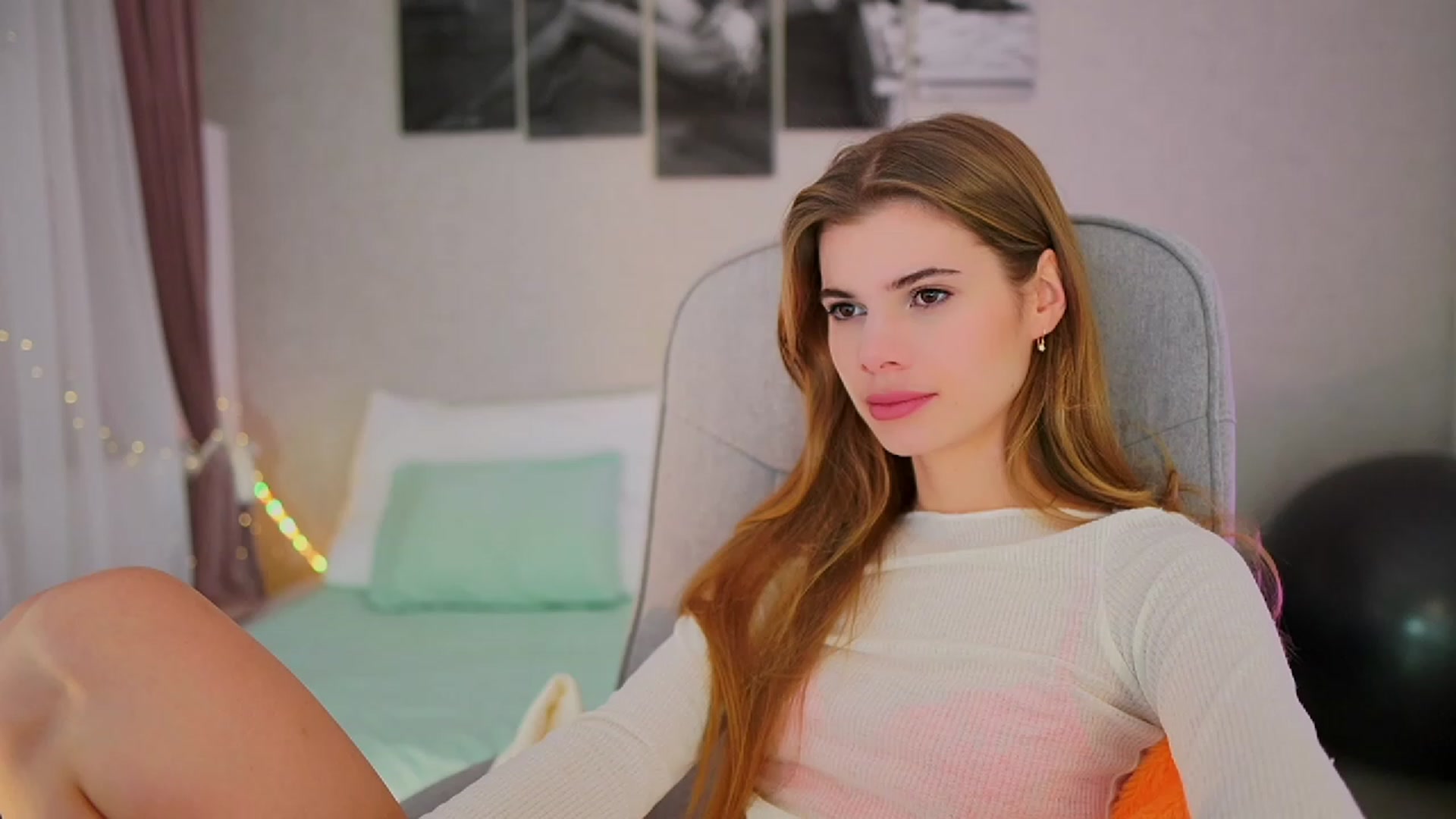 Gallery image thumbnail from RileyReid_18's myfreecams stream on, 10/24/2023, 13:58 image 2 of 20