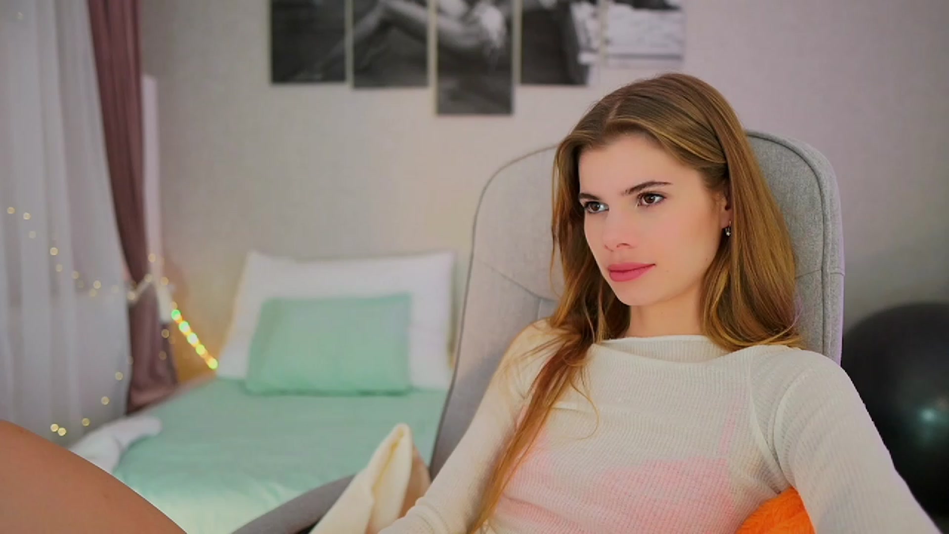 Gallery image thumbnail from RileyReid_18's myfreecams stream on, 10/24/2023, 13:58 image 12 of 20