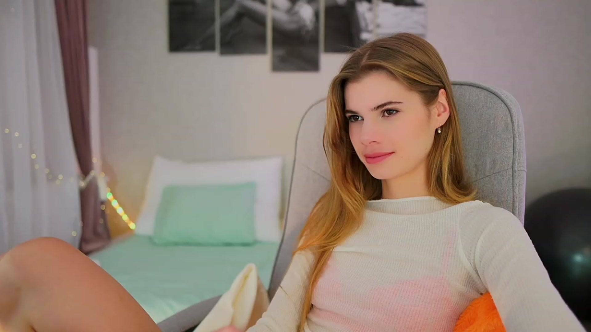 Gallery image thumbnail from RileyReid_18's myfreecams stream on, 10/24/2023, 13:58 image 10 of 20