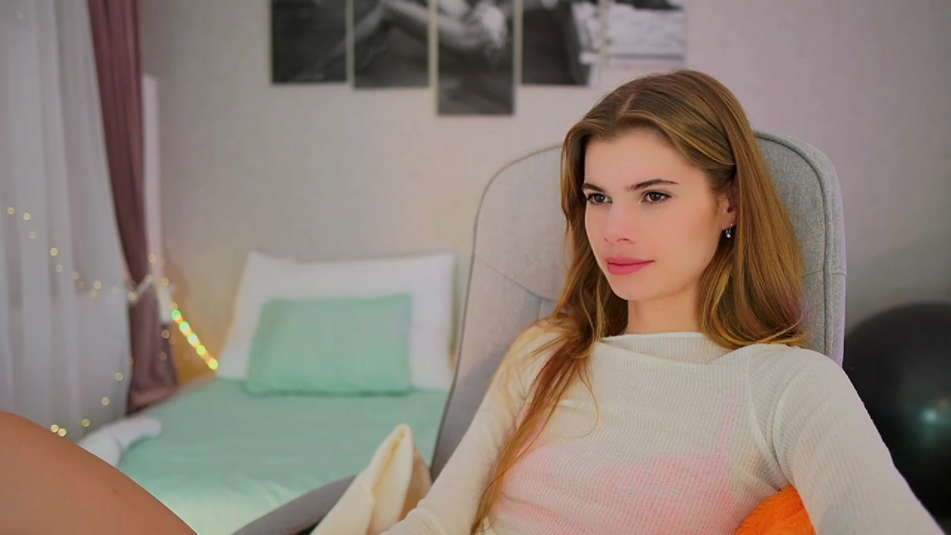 Gallery image thumbnail from RileyReid_18's myfreecams stream on, 10/24/2023, 13:58 image 11 of 20