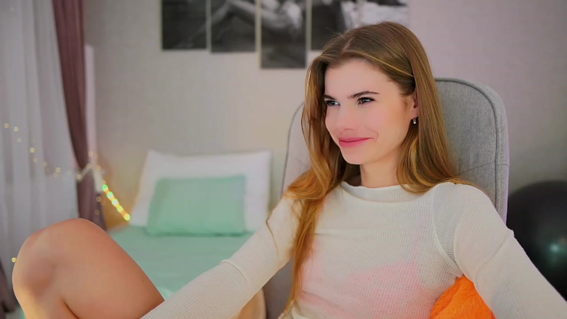 Gallery image thumbnail from RileyReid_18's myfreecams stream on, 10/24/2023, 13:58 image 9 of 20