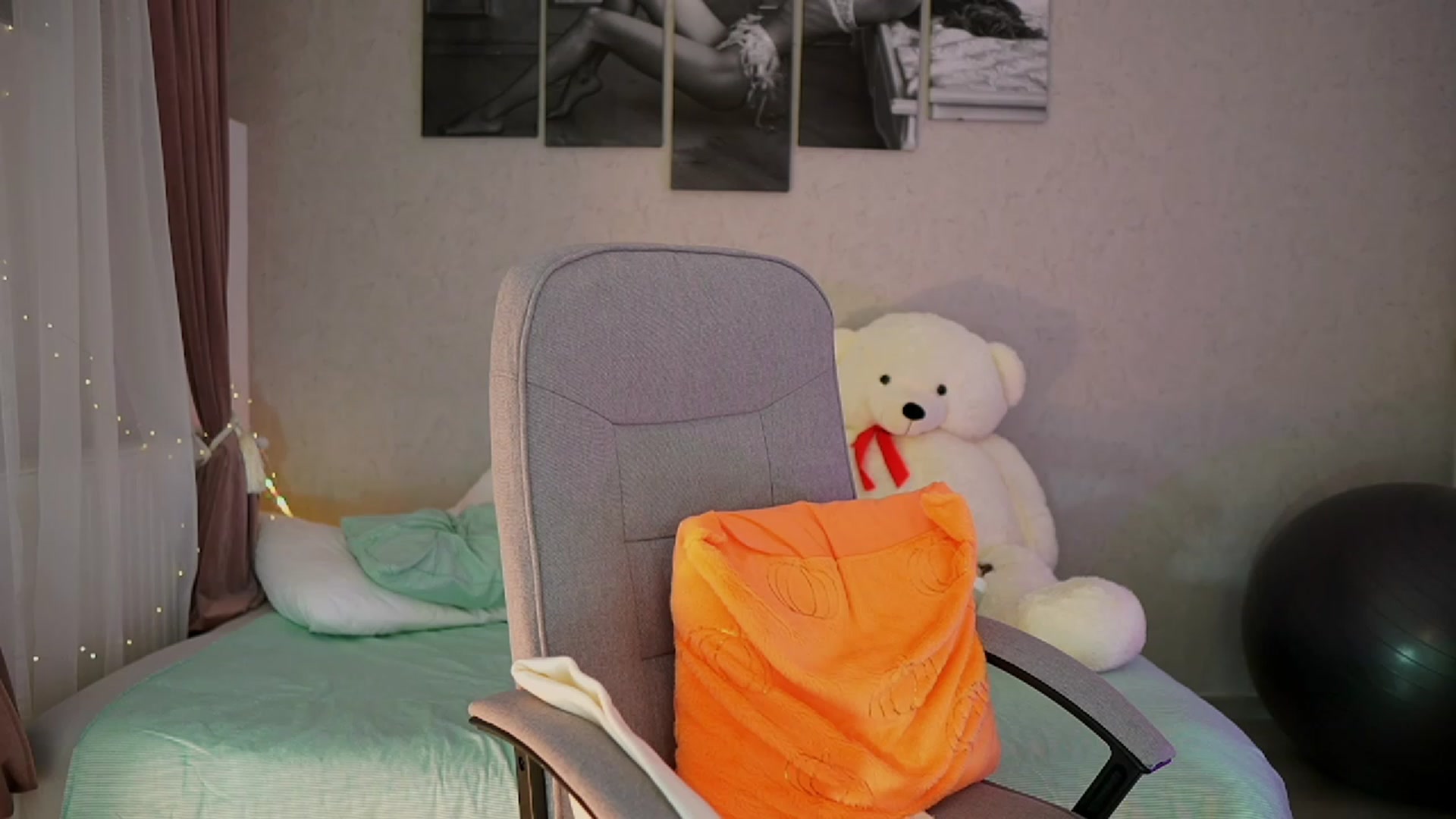 Gallery image thumbnail from RileyReid_18's myfreecams stream on, 10/24/2023, 16:00 image 11 of 20