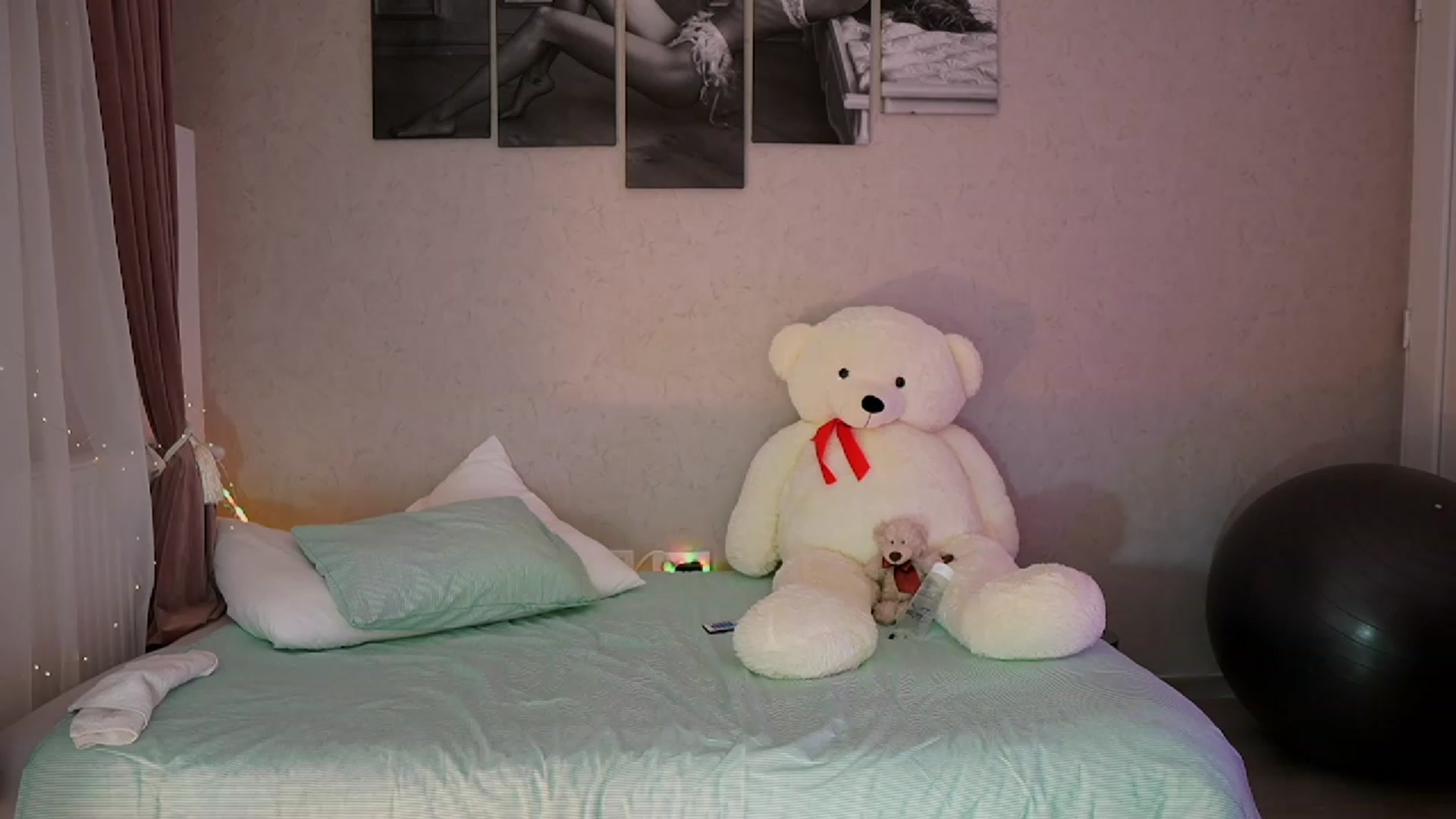 Gallery image thumbnail from RileyReid_18's myfreecams stream on, 10/24/2023, 16:00 image 5 of 20