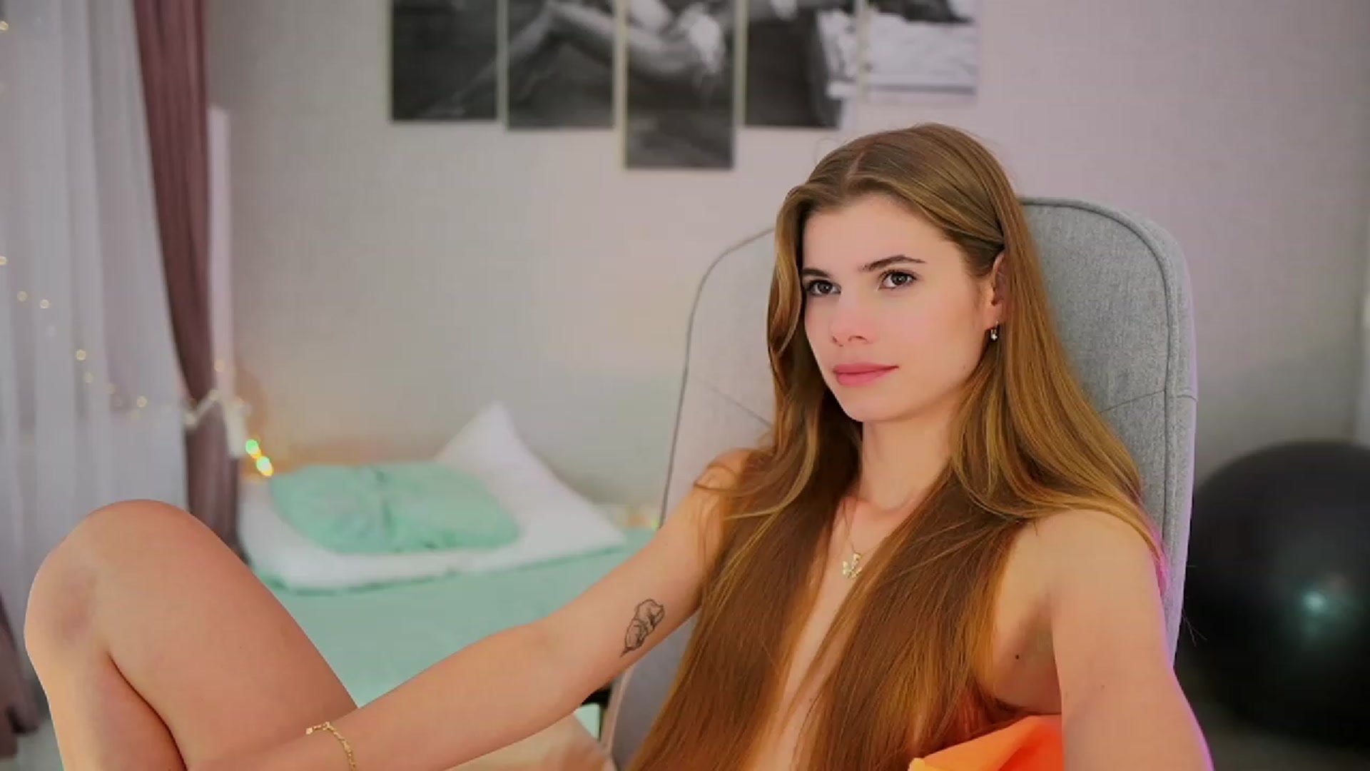 Gallery image thumbnail from RileyReid_18's myfreecams stream on, 10/24/2023, 18:02 image 12 of 20
