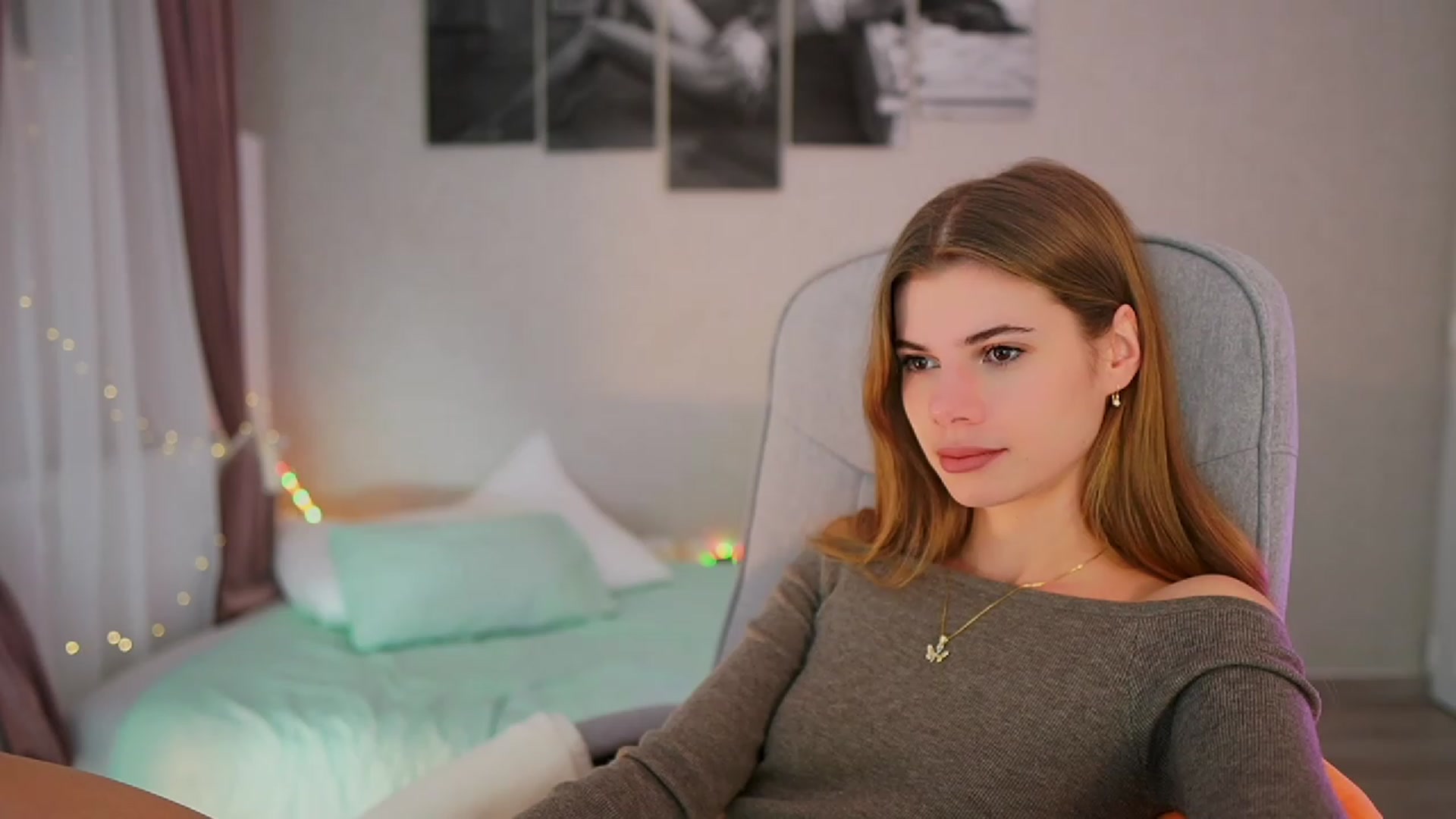 Gallery image thumbnail from RileyReid_18's myfreecams stream on, 10/28/2023, 18:43 image 16 of 20