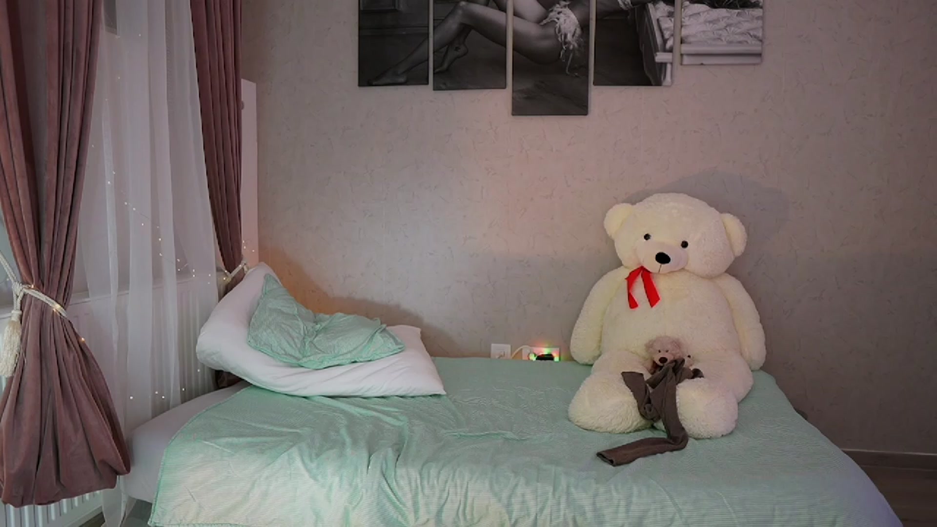 Gallery image thumbnail from RileyReid_18's myfreecams stream on, 10/28/2023, 22:56 image 20 of 20