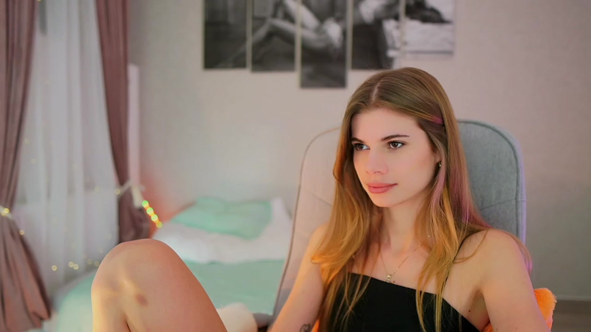 Gallery image thumbnail from RileyReid_18's myfreecams stream on, 10/31/2023, 18:01 image 4 of 20