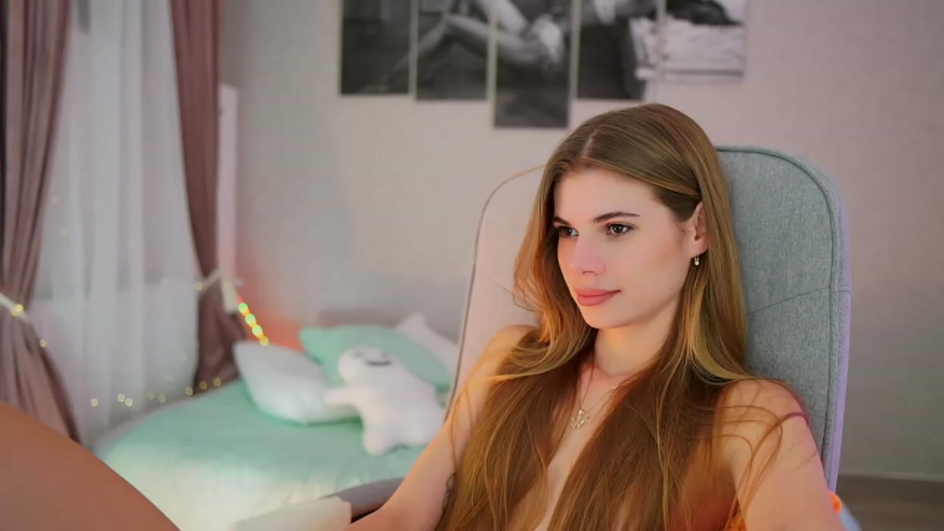 Gallery image thumbnail from RileyReid_18's myfreecams stream on, 10/31/2023, 18:13 image 14 of 20