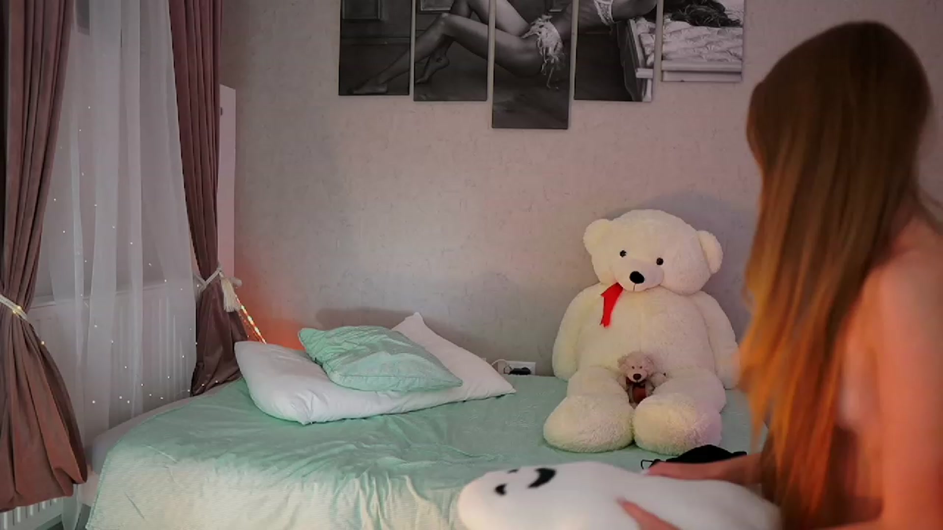Gallery image thumbnail from RileyReid_18's myfreecams stream on, 10/31/2023, 18:13 image 7 of 20