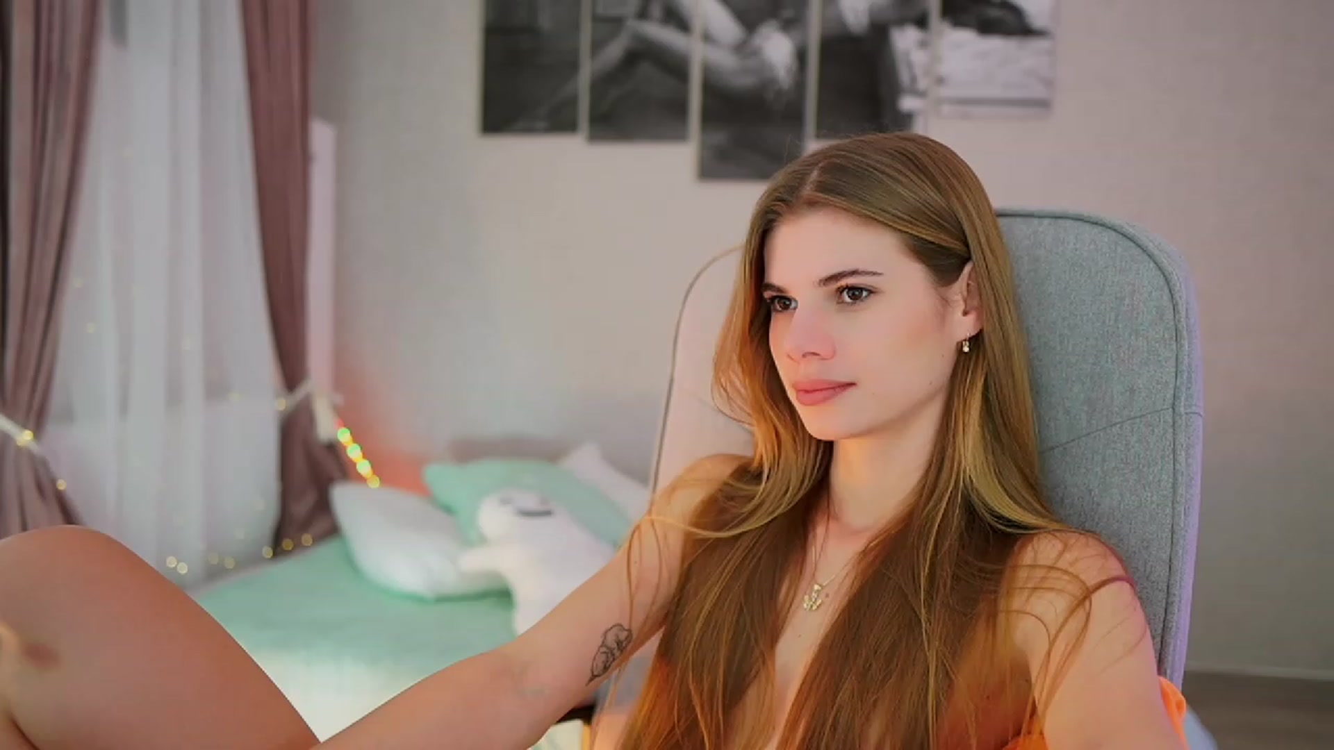 Gallery image thumbnail from RileyReid_18's myfreecams stream on, 10/31/2023, 18:13 image 13 of 20
