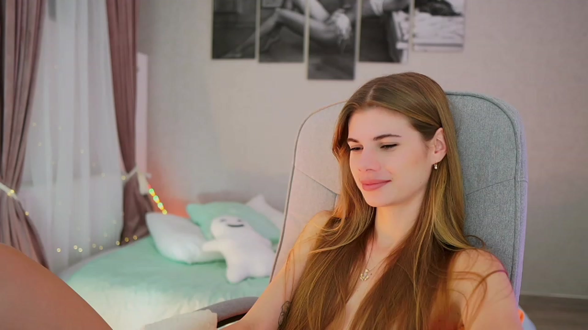 Gallery image thumbnail from RileyReid_18's myfreecams stream on, 10/31/2023, 18:13 image 17 of 20