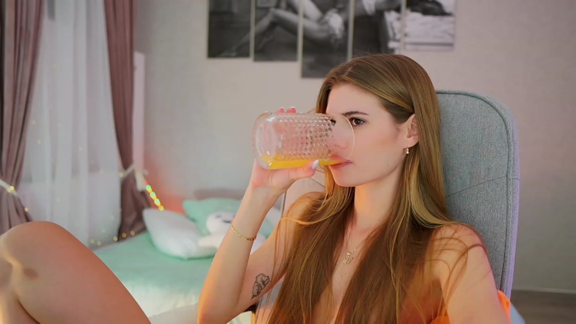 Gallery image thumbnail from RileyReid_18's myfreecams stream on, 10/31/2023, 18:13 image 10 of 20