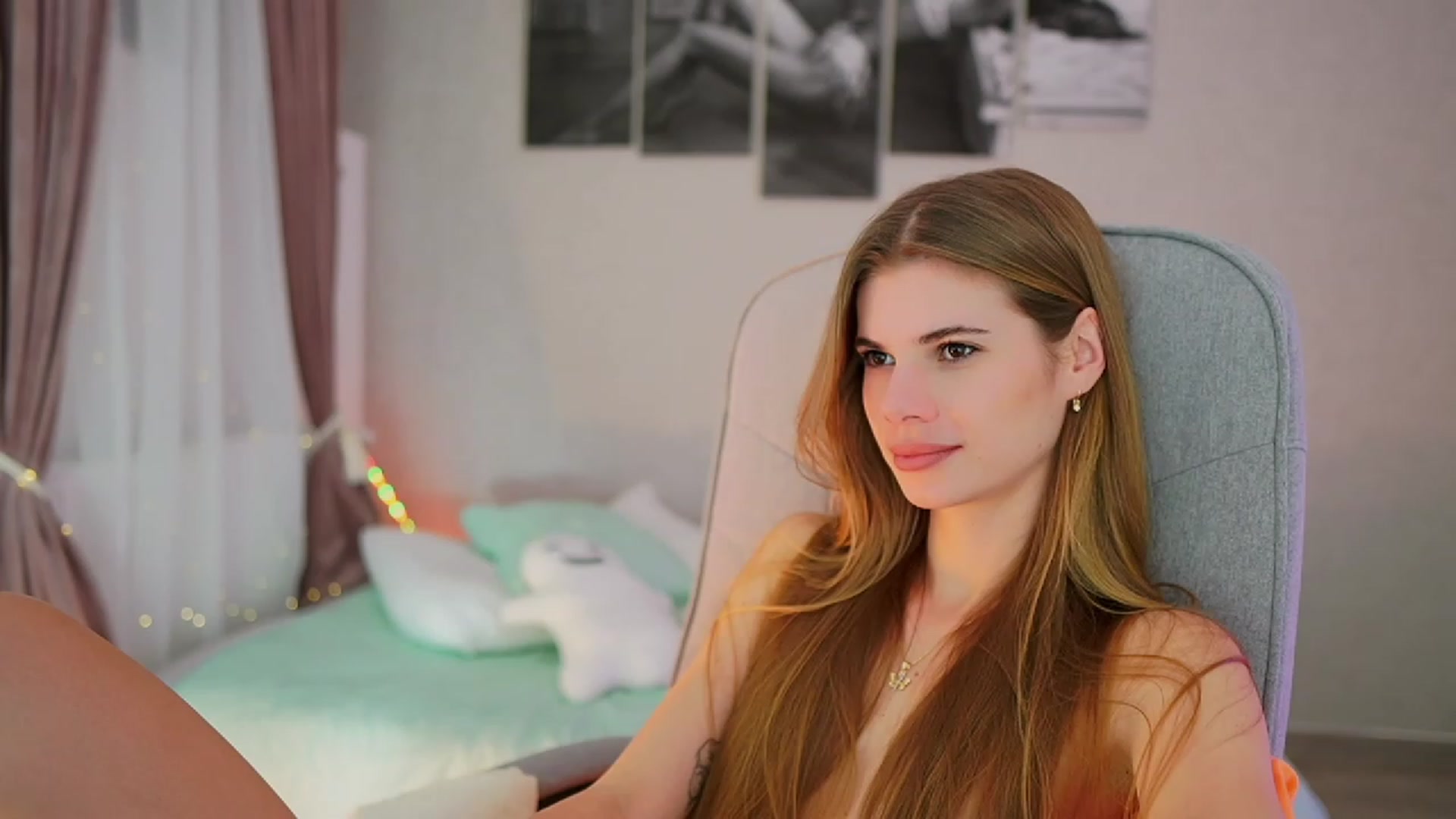 Gallery image thumbnail from RileyReid_18's myfreecams stream on, 10/31/2023, 18:13 image 15 of 20
