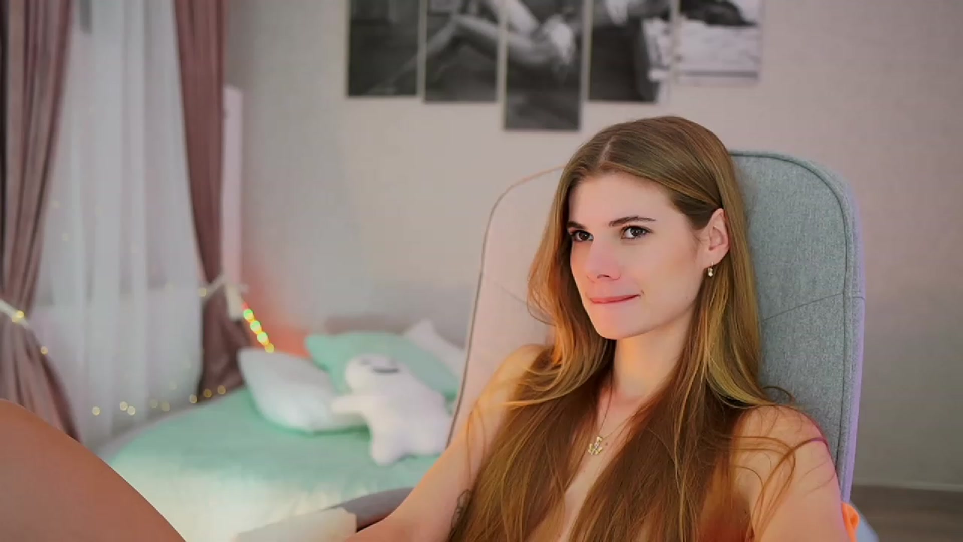 Gallery image thumbnail from RileyReid_18's myfreecams stream on, 10/31/2023, 18:13 image 16 of 20