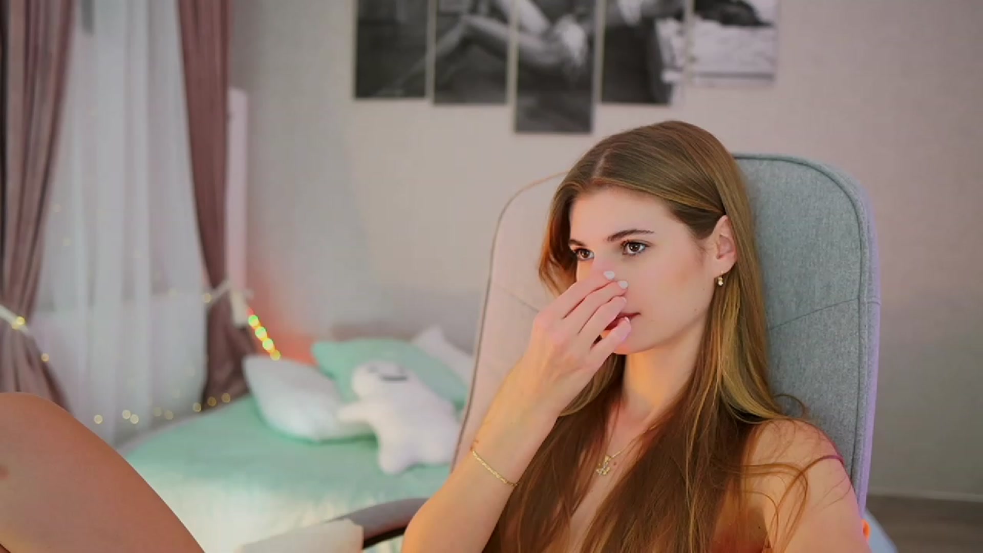 Gallery image thumbnail from RileyReid_18's myfreecams stream on, 10/31/2023, 18:13 image 19 of 20