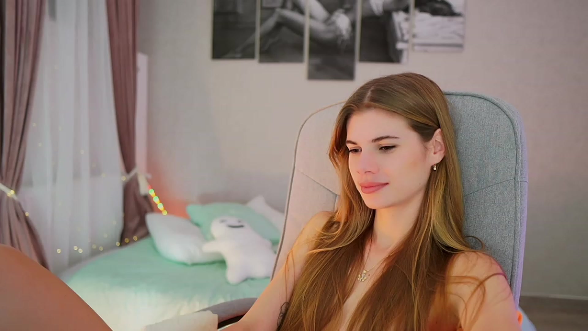 Gallery image thumbnail from RileyReid_18's myfreecams stream on, 10/31/2023, 18:13 image 18 of 20