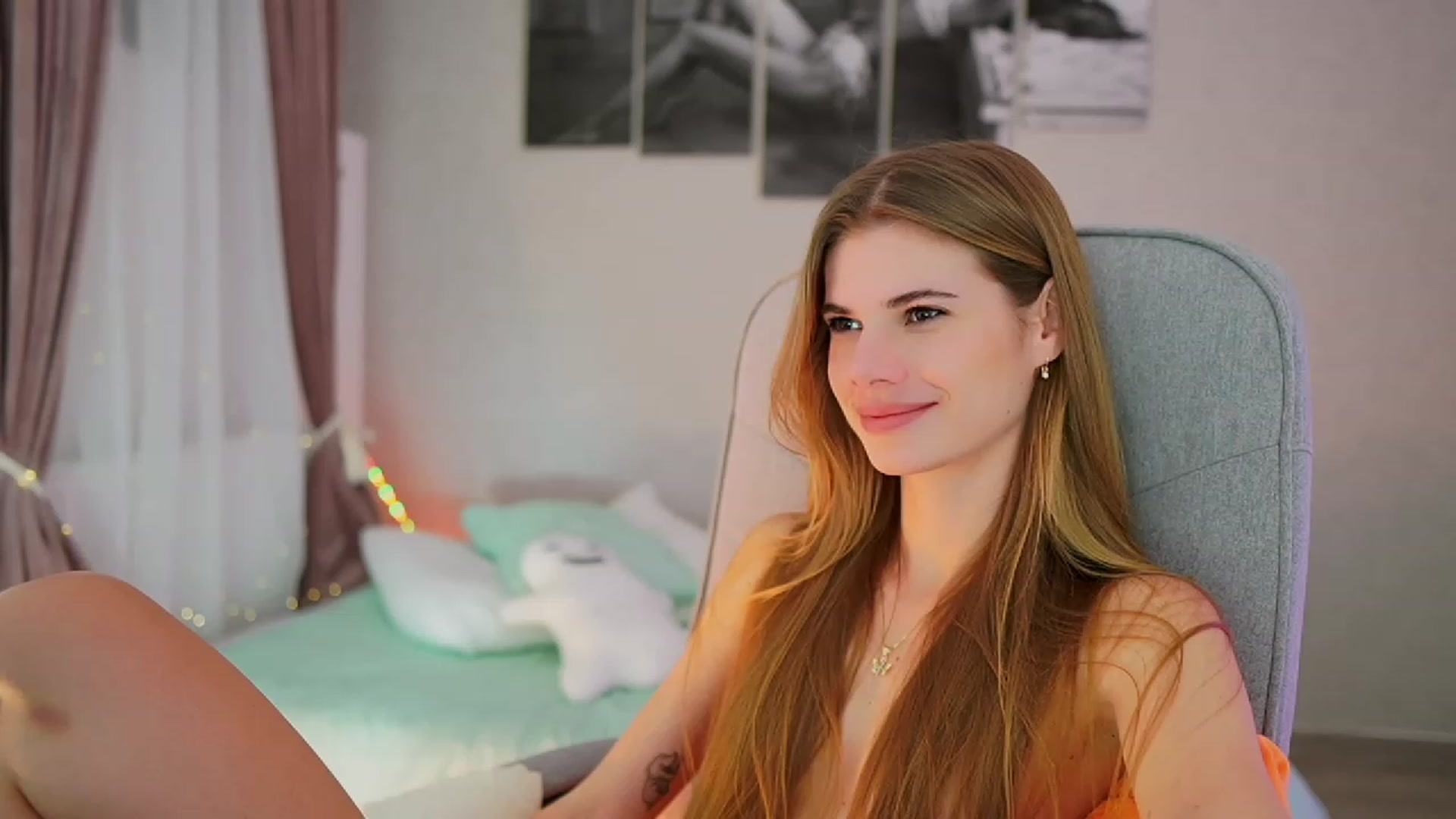 Gallery image thumbnail from RileyReid_18's myfreecams stream on, 10/31/2023, 18:13 image 12 of 20