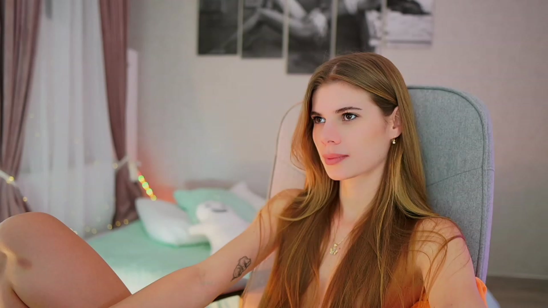 Gallery image thumbnail from RileyReid_18's myfreecams stream on, 10/31/2023, 18:13 image 11 of 20