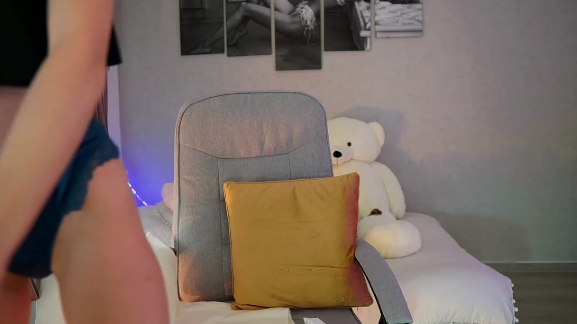 Gallery image thumbnail from RileyReid_18's myfreecams stream on, 11/05/2023, 14:15 image 18 of 20
