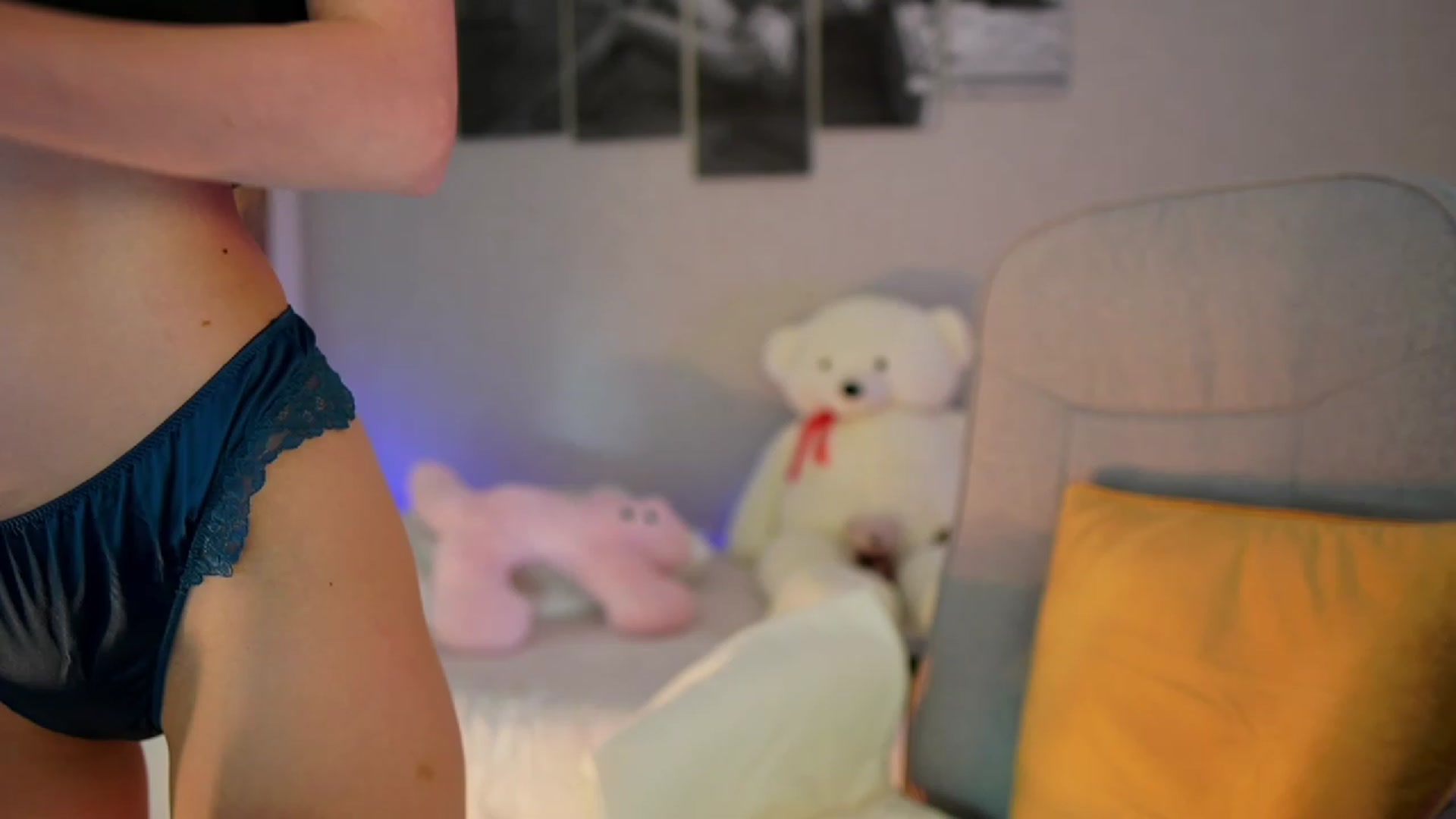 Gallery image thumbnail from RileyReid_18's myfreecams stream on, 11/05/2023, 14:15 image 6 of 20