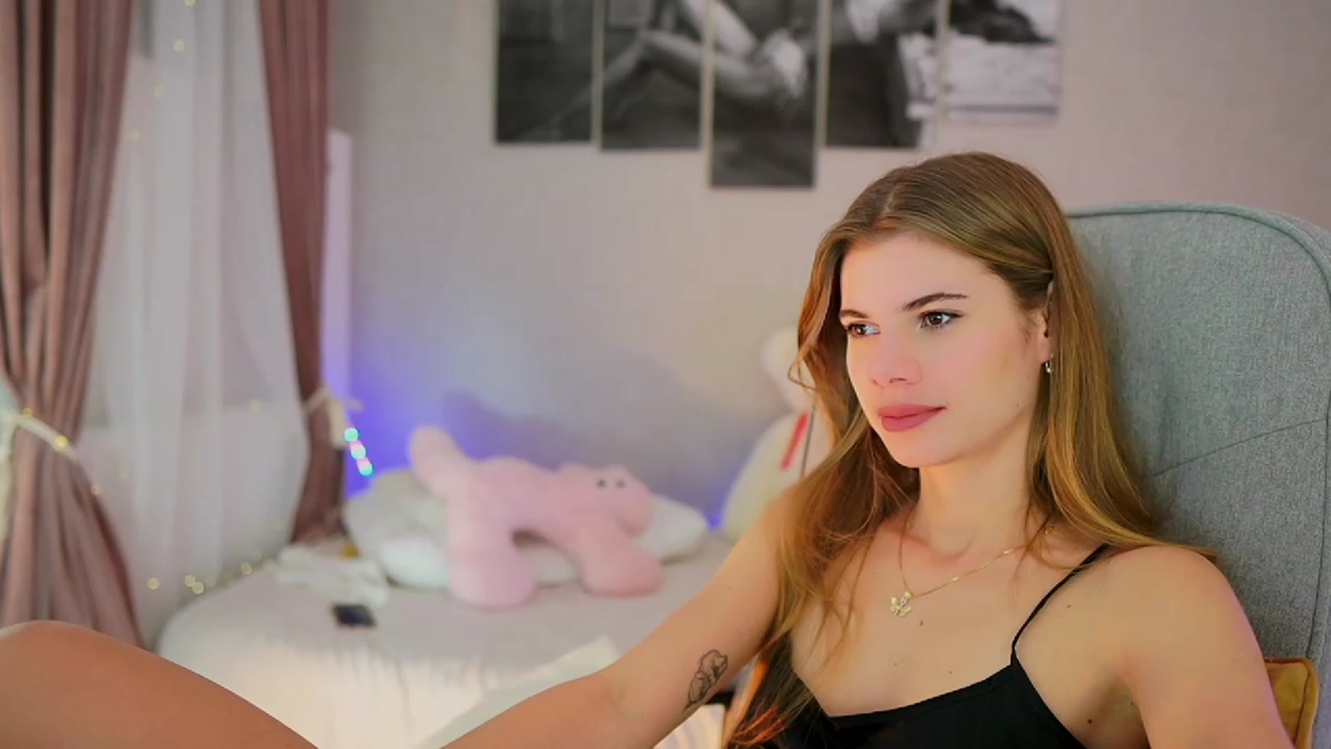 Gallery image thumbnail from RileyReid_18's myfreecams stream on, 11/05/2023, 16:26 image 19 of 20