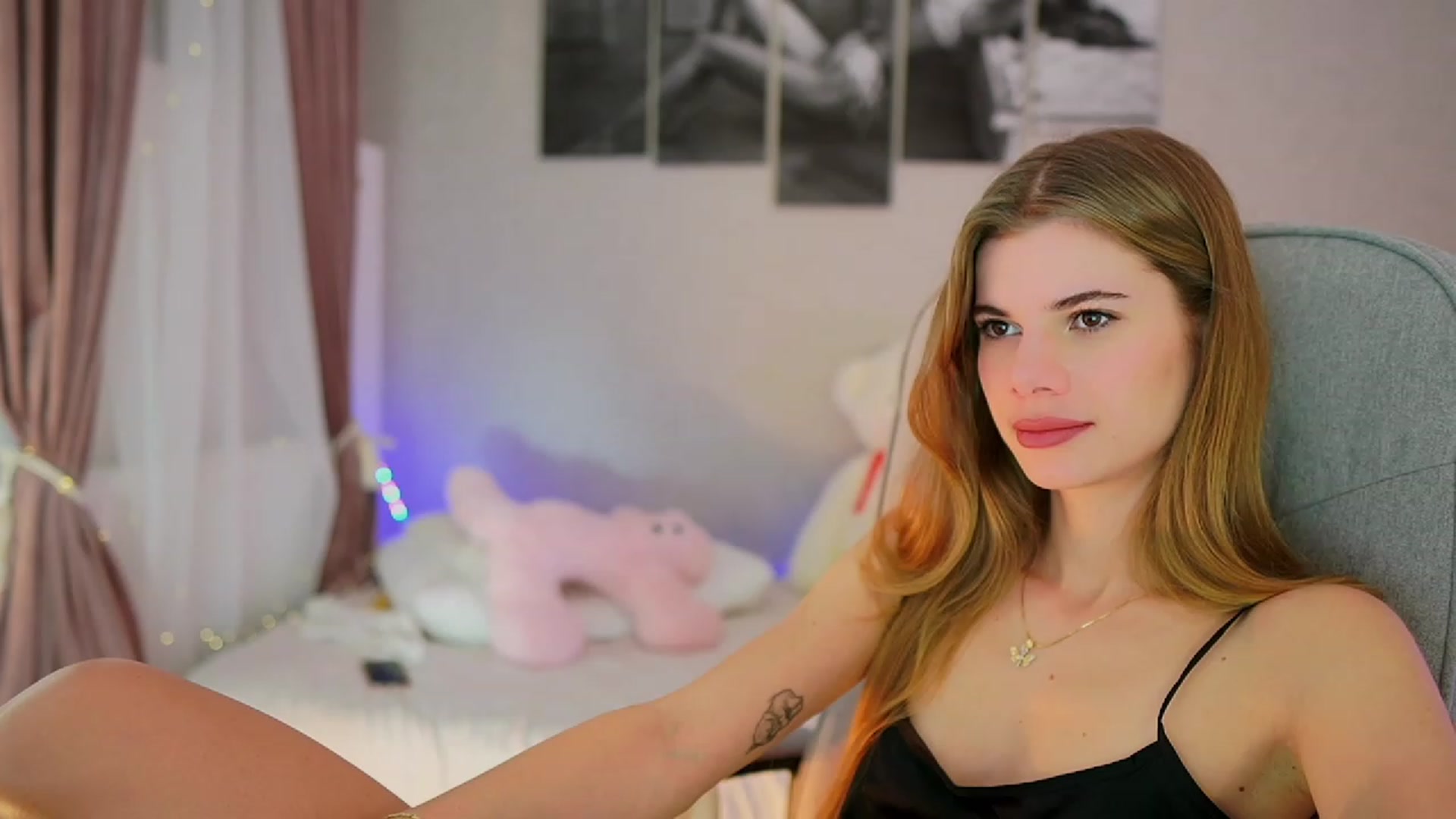 Gallery image thumbnail from RileyReid_18's myfreecams stream on, 11/05/2023, 16:26 image 5 of 20