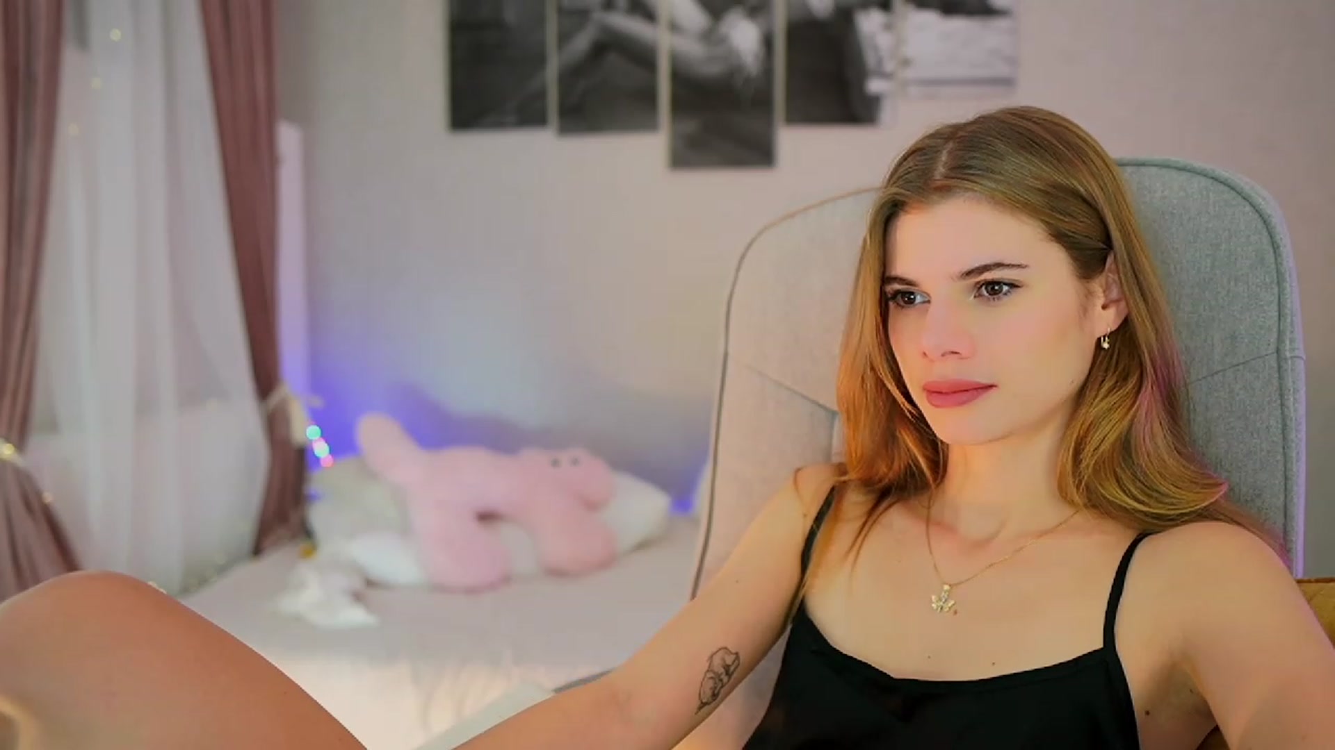Gallery image thumbnail from RileyReid_18's myfreecams stream on, 11/05/2023, 18:52 image 5 of 20